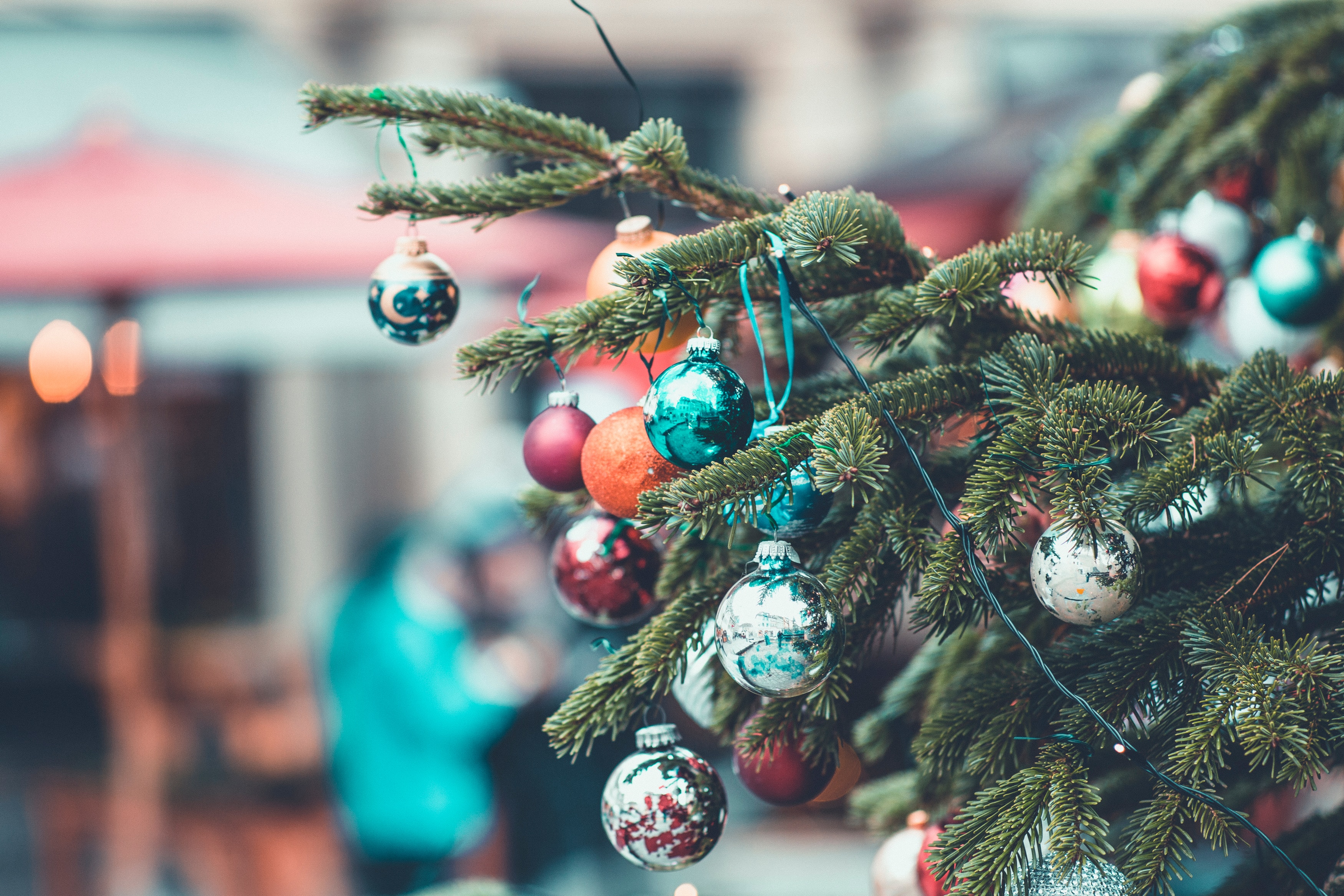 Mobile wallpaper christmas tree, balls, christmas, holidays, new year, decorations
