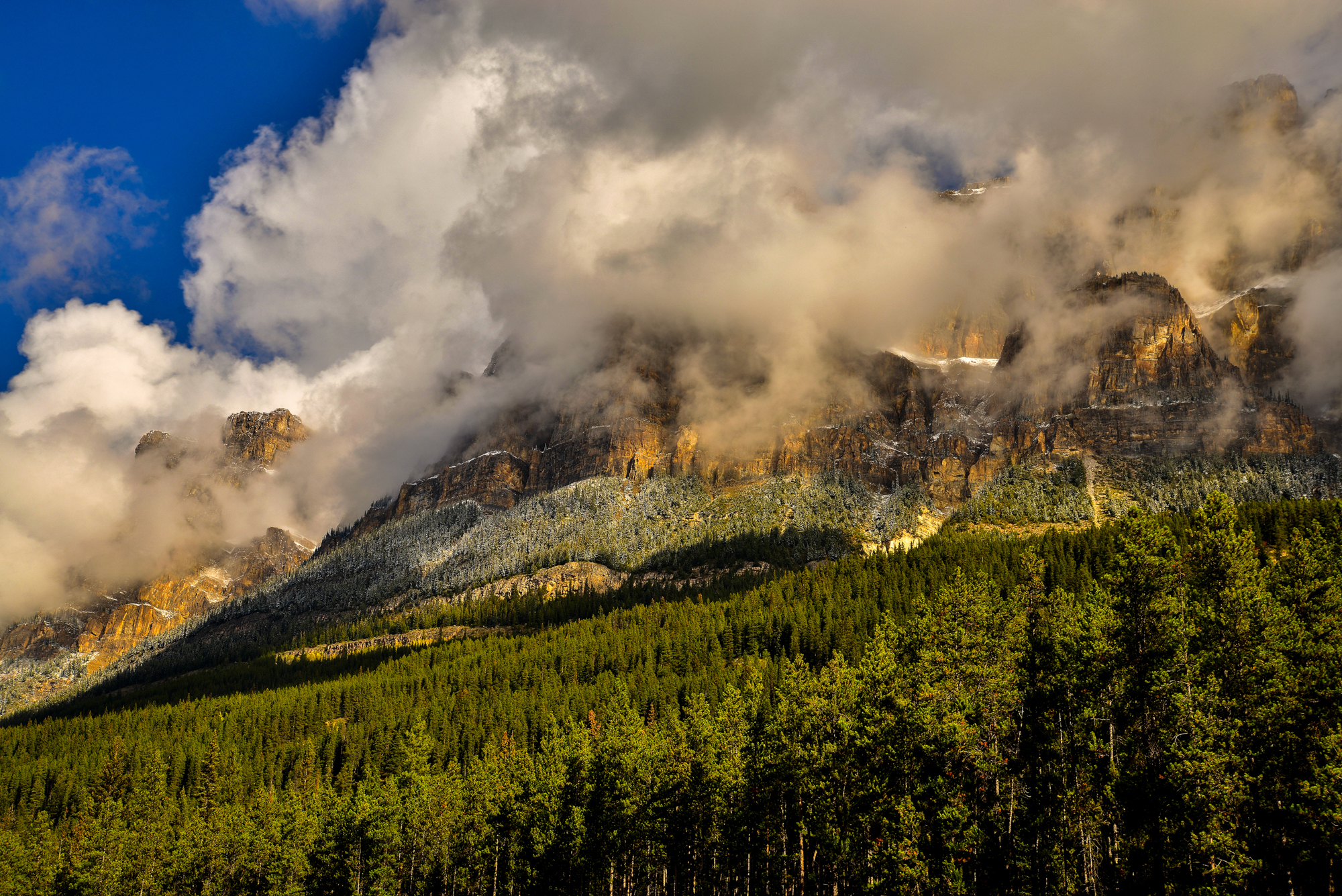 380104 завантажити шпалери земля, гора, національний парк банф, канада, скеля, хмара, ліс, природа, гори - заставки і картинки безкоштовно