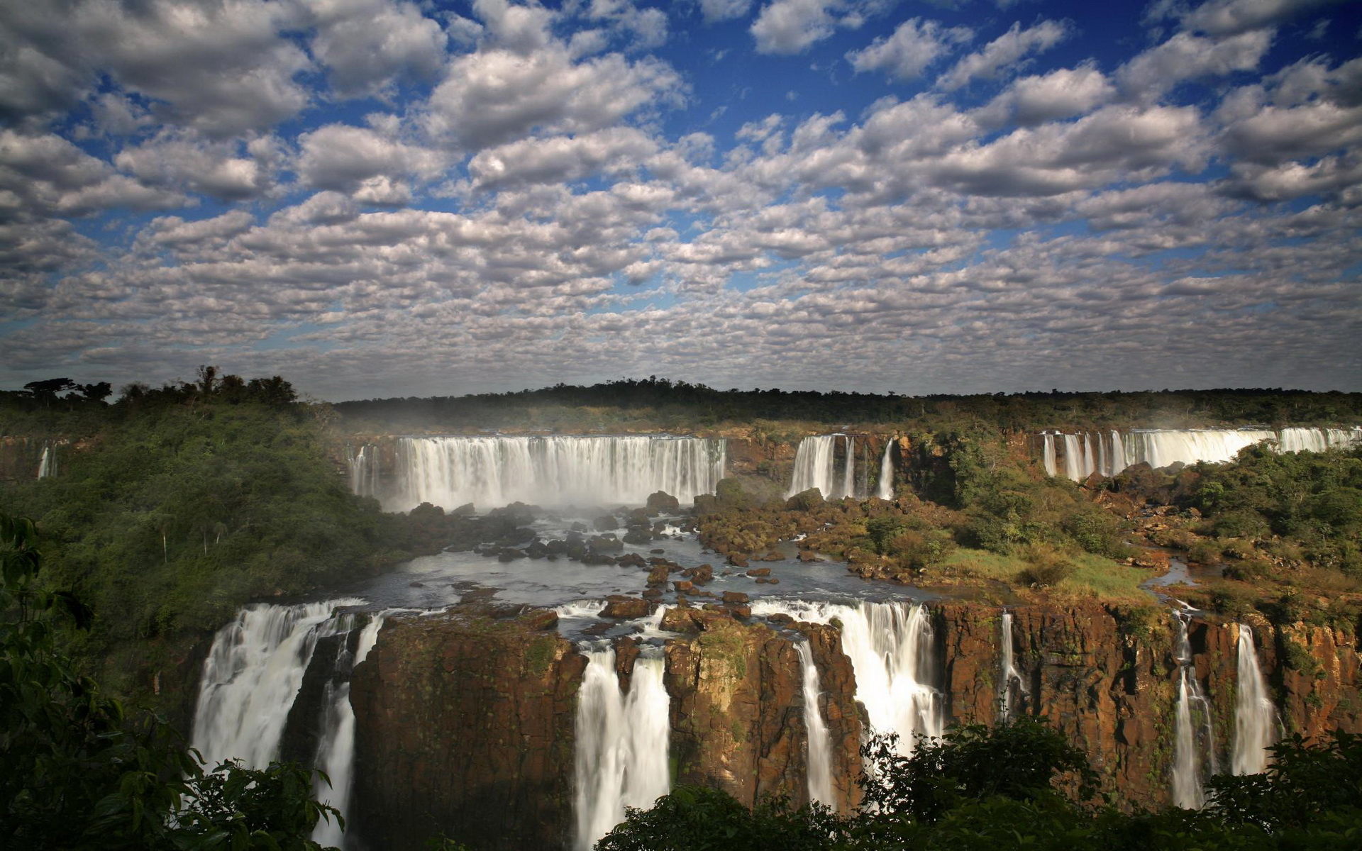 Широкий водопад в южной америке