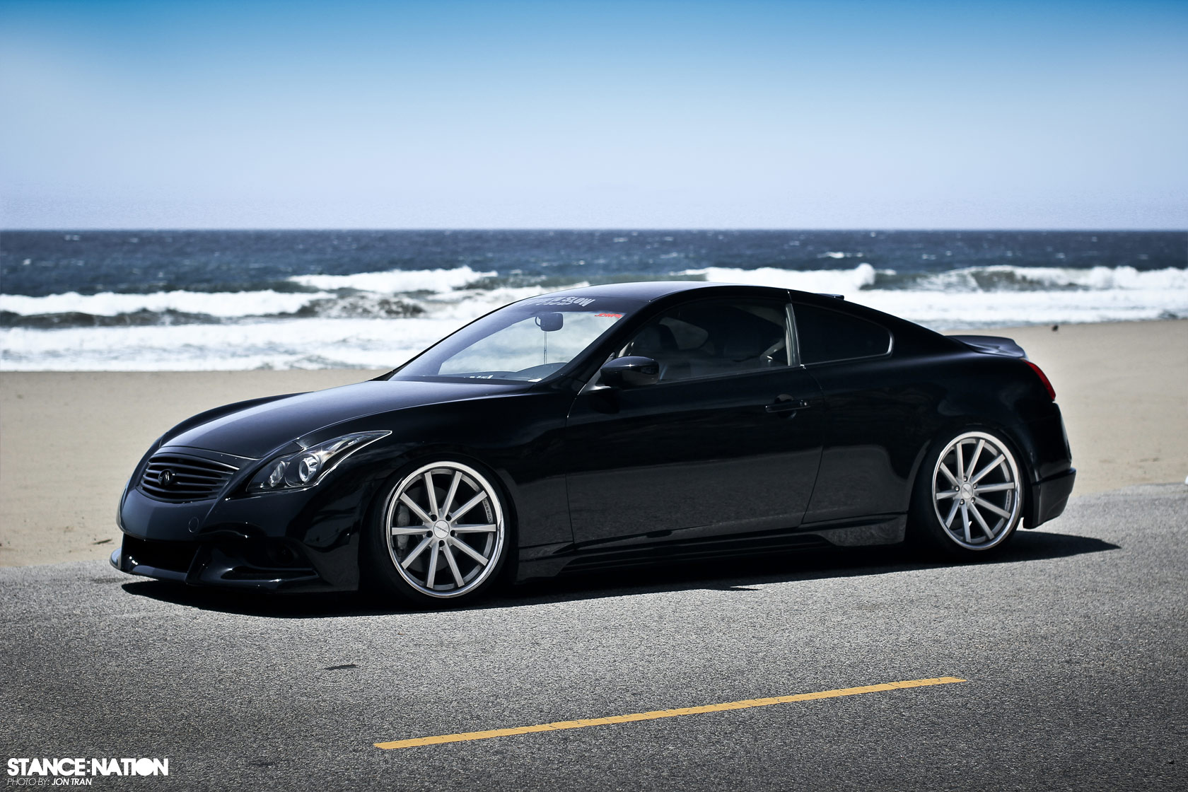 Темно ниже. Infiniti g37 Coupe Black Wallpaper. Lexus g37 auto. Черная низкая машина. Черная машина на фоне моря.