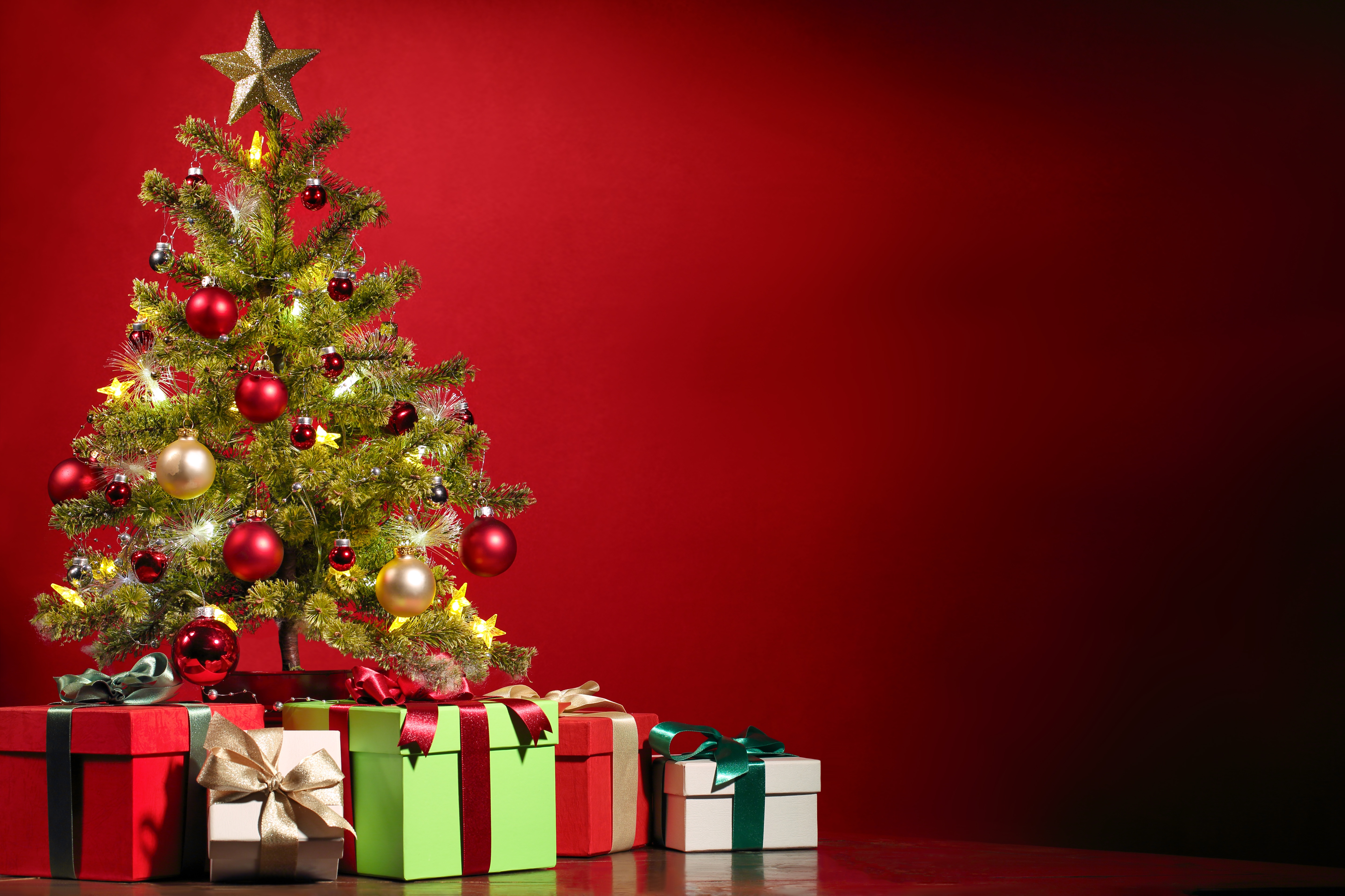 800543 Hintergrundbild herunterladen weihnachtsbaum, weihnachten, feiertage, weihnachtsschmuck, geschenk, rot - Bildschirmschoner und Bilder kostenlos