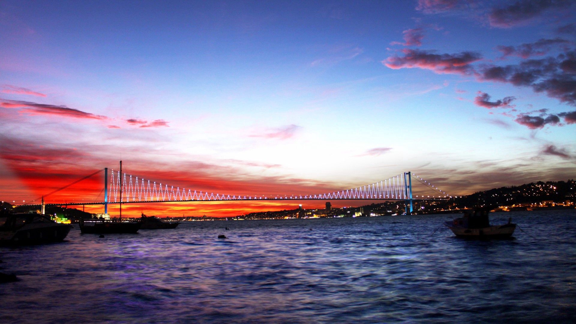 Мост Босфор в Стамбуле красный