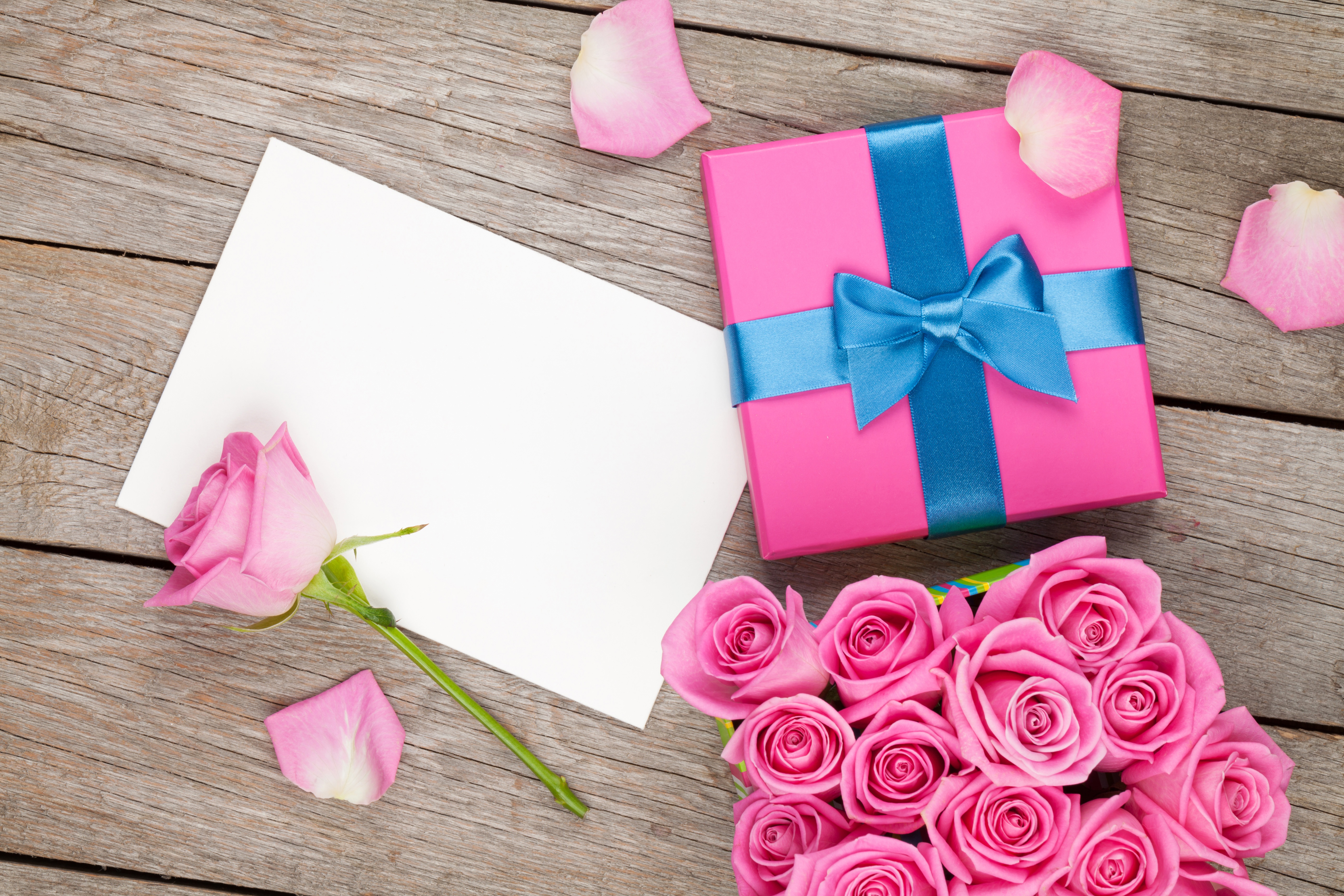 Розовая открытка с днем рождения. Цветы в подарок. Открытка "подарки". Букет цветов подарок. Цветы подарок для девушки.