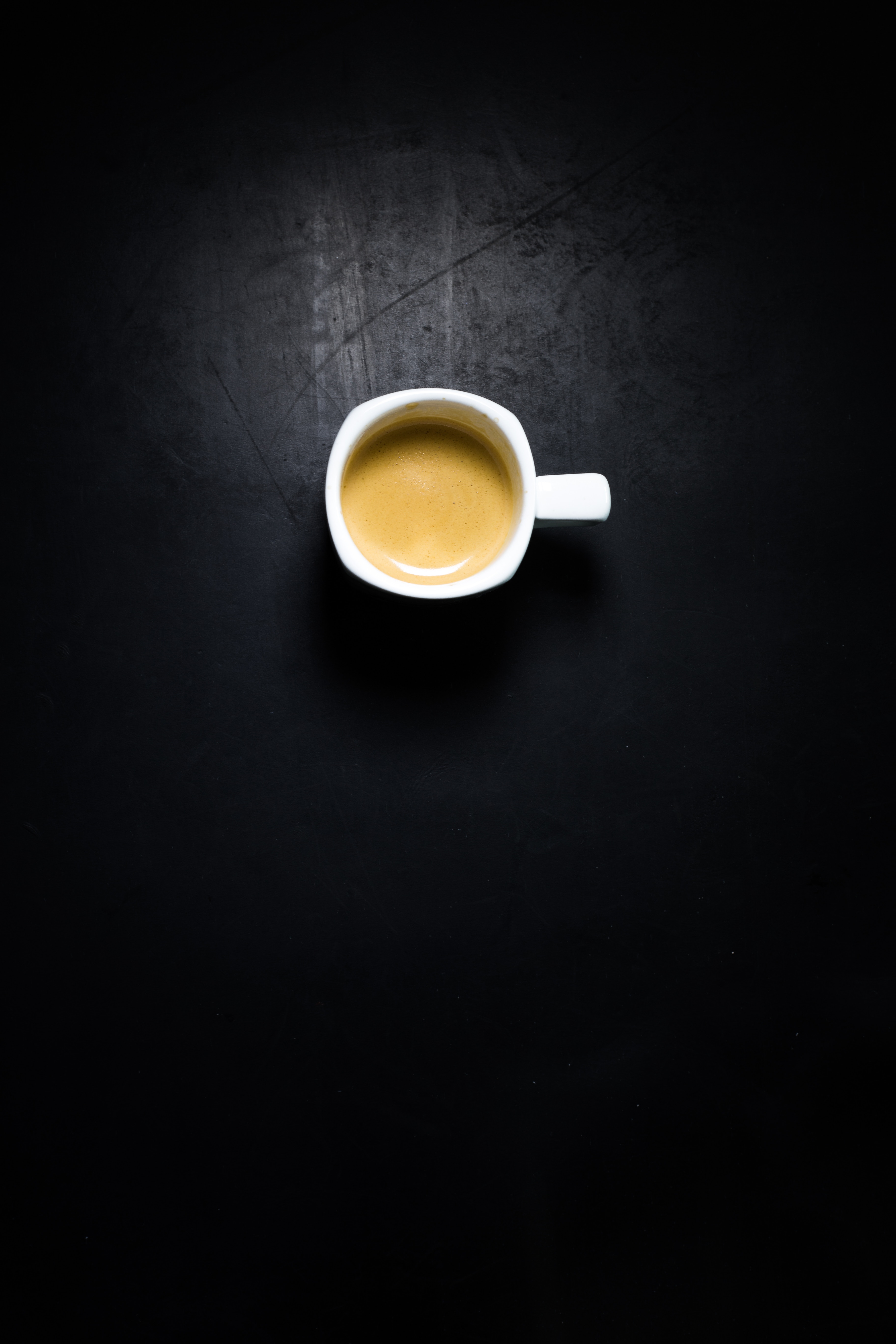116587 завантажити картинку кава, чорний, білий, вид зверху, темні, темний, чашка, чаша, мінімалізм, тінь, стіл, пінка, мершаум - шпалери і заставки безкоштовно