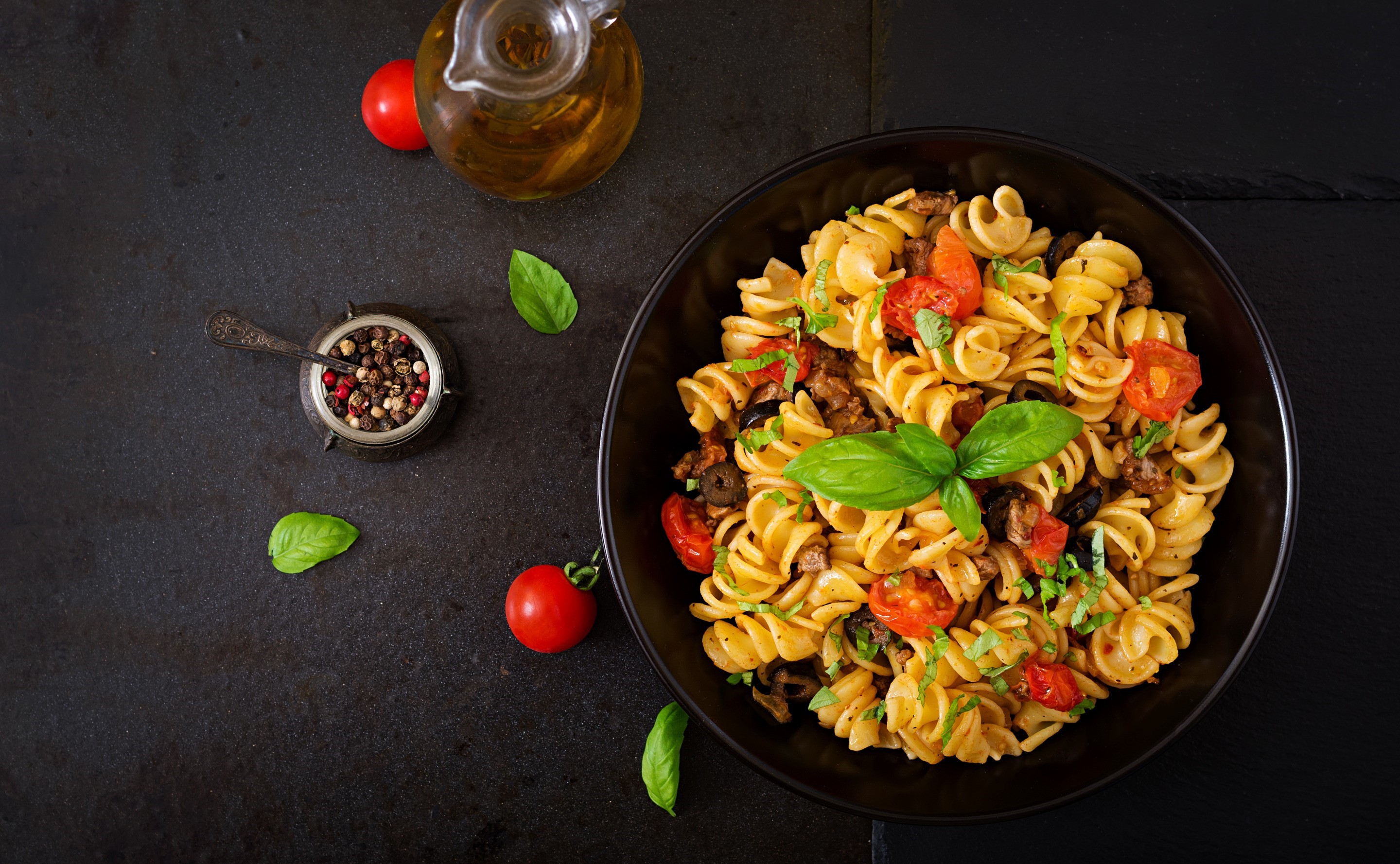 905479 Hintergrundbild herunterladen nahrungsmittel, pasta, basilikum, olive, tomate - Bildschirmschoner und Bilder kostenlos