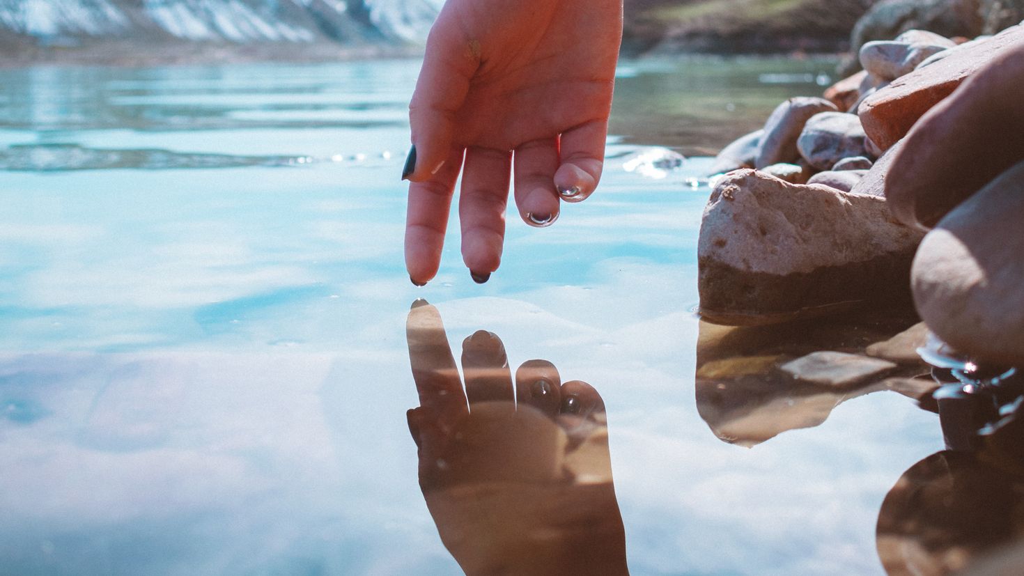 Вода в руках рисунок