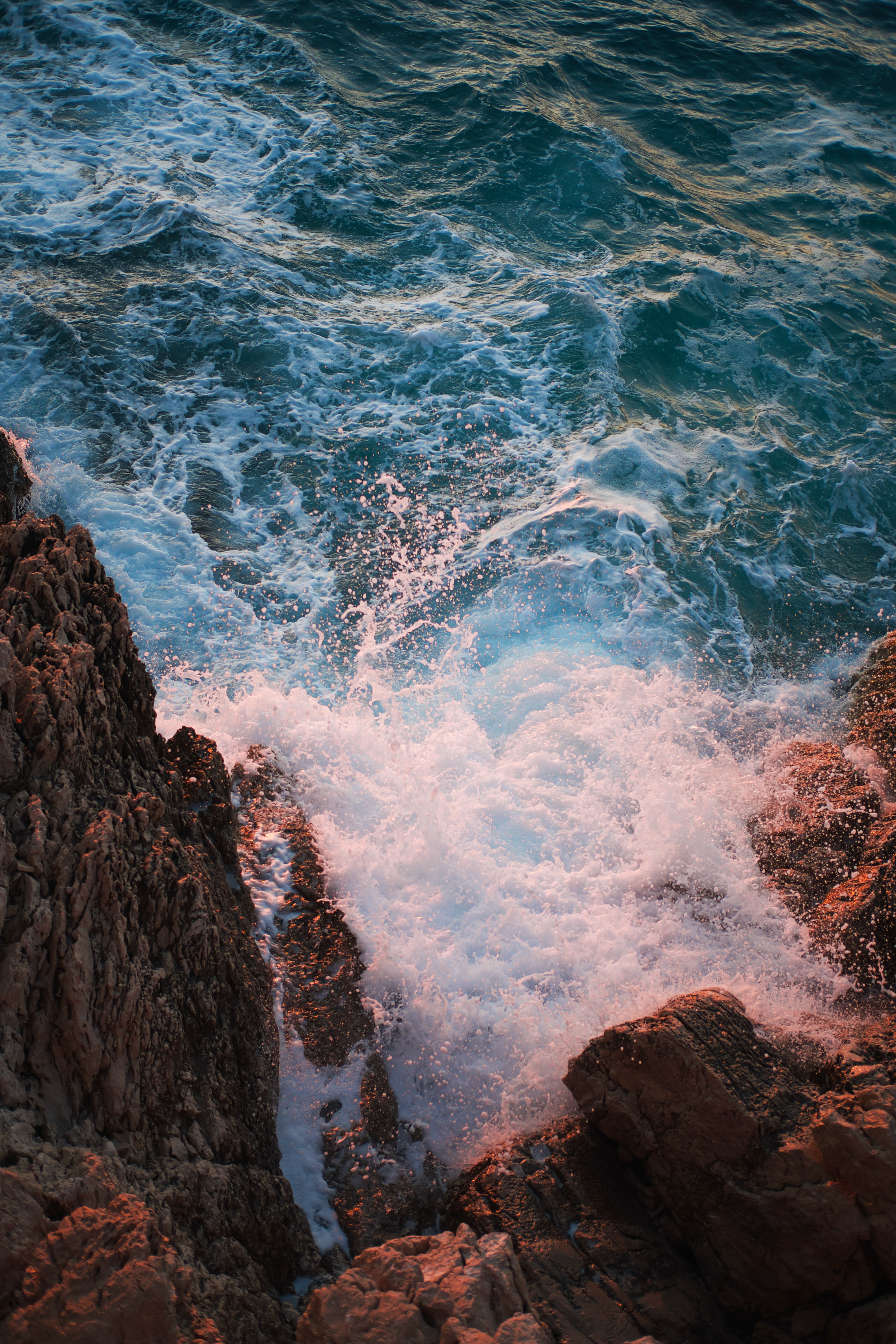 Скачать картинку Скалы, Волны, Вода, Брызги, Море, Природа в телефон бесплатно.