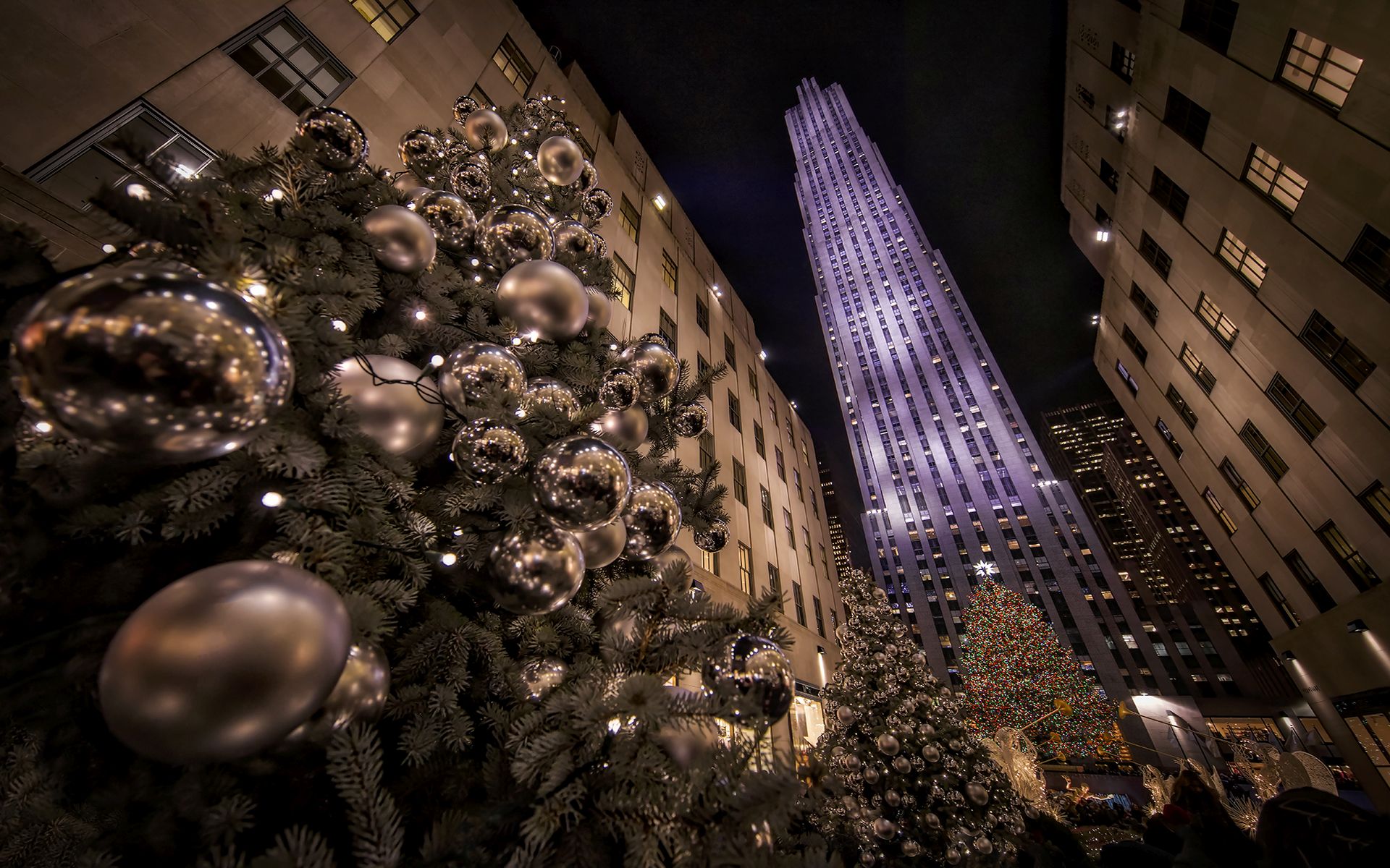Download mobile wallpaper Cities, City, Skyscraper, Christmas, Christmas Tree, New York, Manhattan, Rockefeller Center, Man Made, Christmas Ornaments for free.