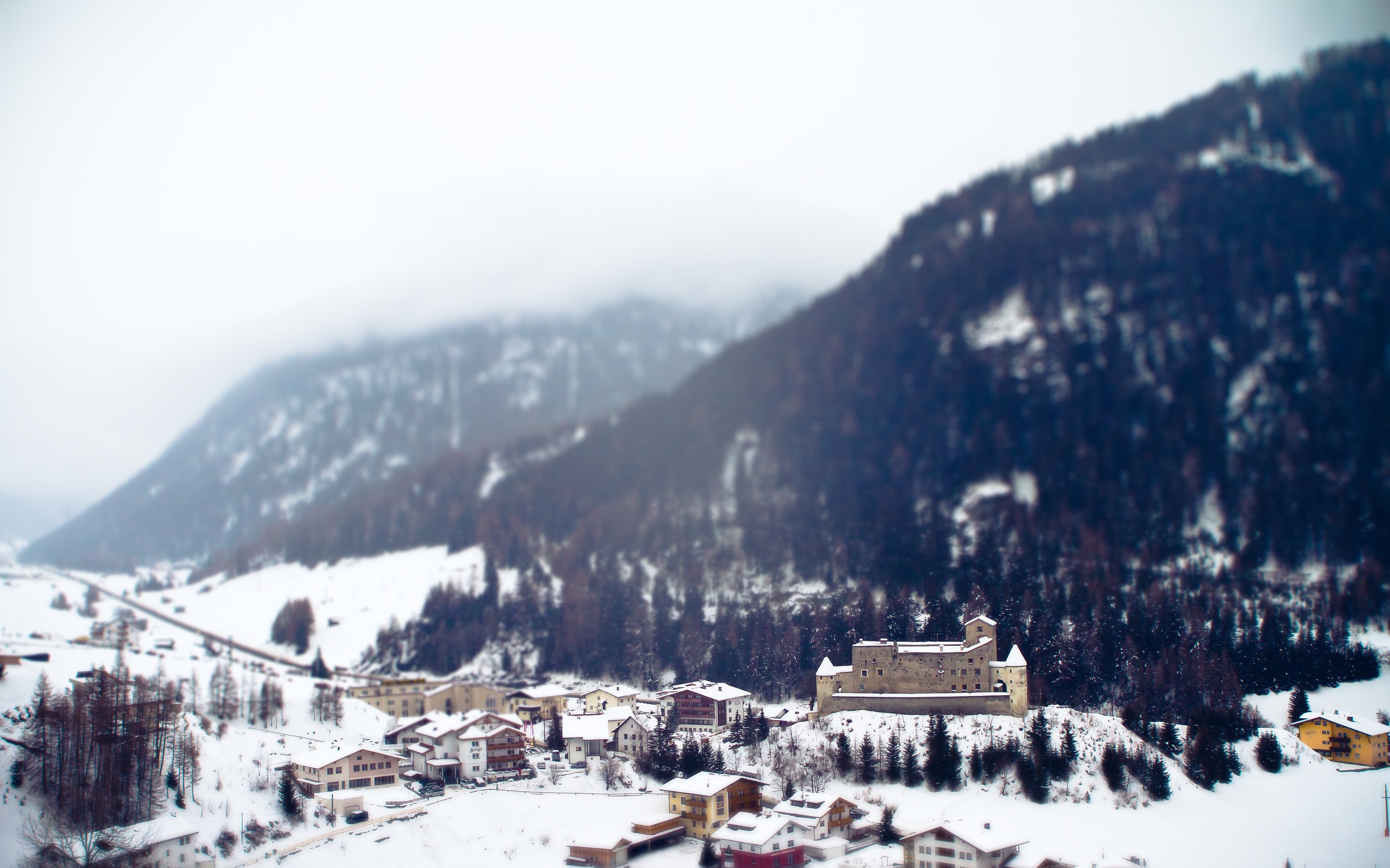 Handy-Wallpaper Städte, Stadt, Tilt Shift, Mountains, Resort, Alpen, Schnee, Winter kostenlos herunterladen.