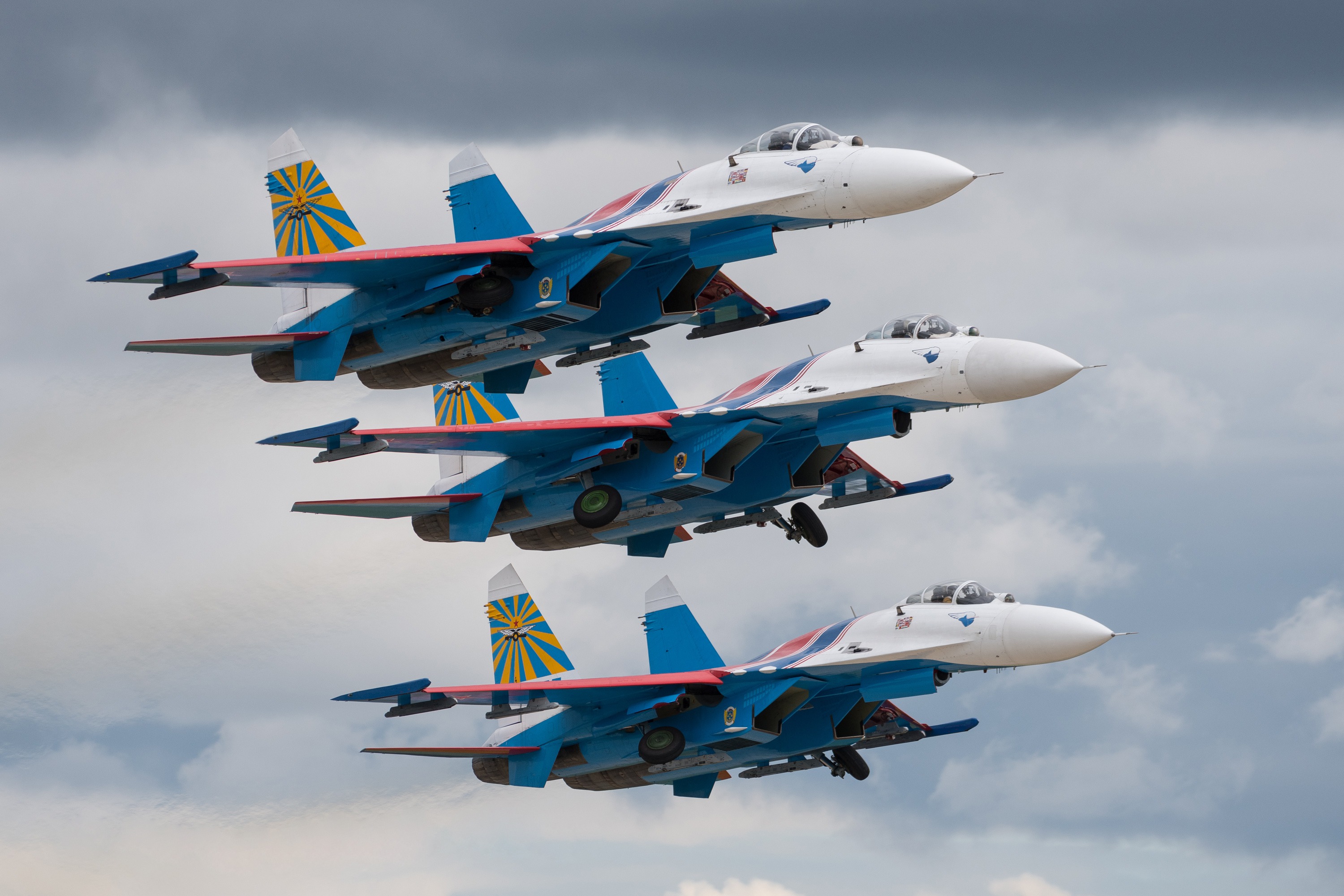 Российские боевые самолеты. Самолёт истребитель Су 27. Су-27 ВВС России. Военный истребитель Су 27. Истребитель Су-35.