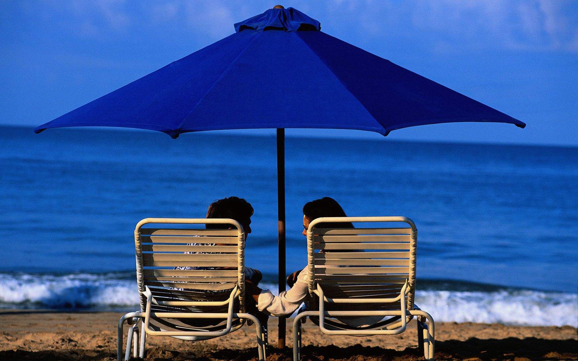 120486 скачать обои зонт, парень, пара, море, пляж, любовь, лежать, девушка, шезлонги - заставки и картинки бесплатно