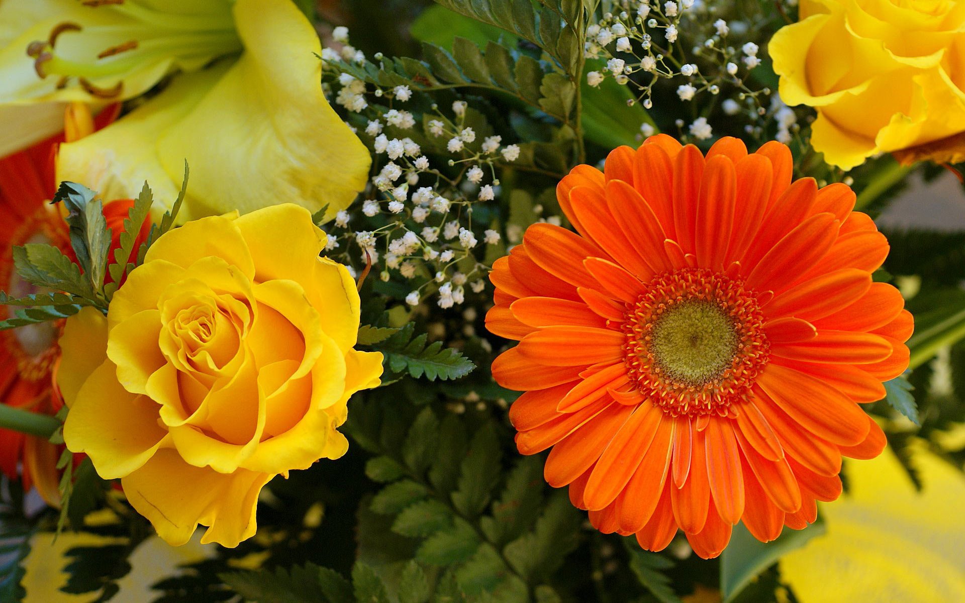 Осень букет роз. Осенние цветы. Желто оранжевые цветы. Букет в оранжевых тонах. Оранжевый цветок садовый.
