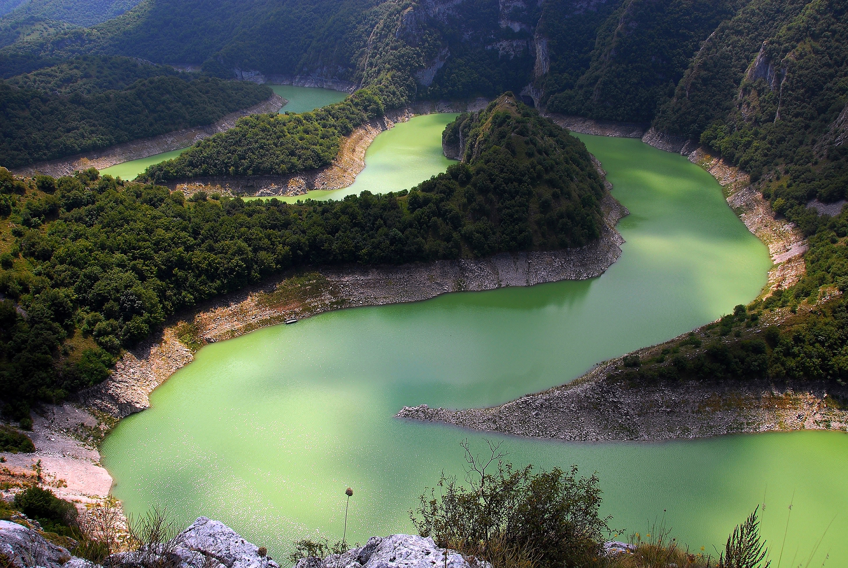 Минеральное озеро европы. Каньон реки Увац. Каньон реки Увац Сербия. Озеро Увац Сербия. Каньон горы Увац.