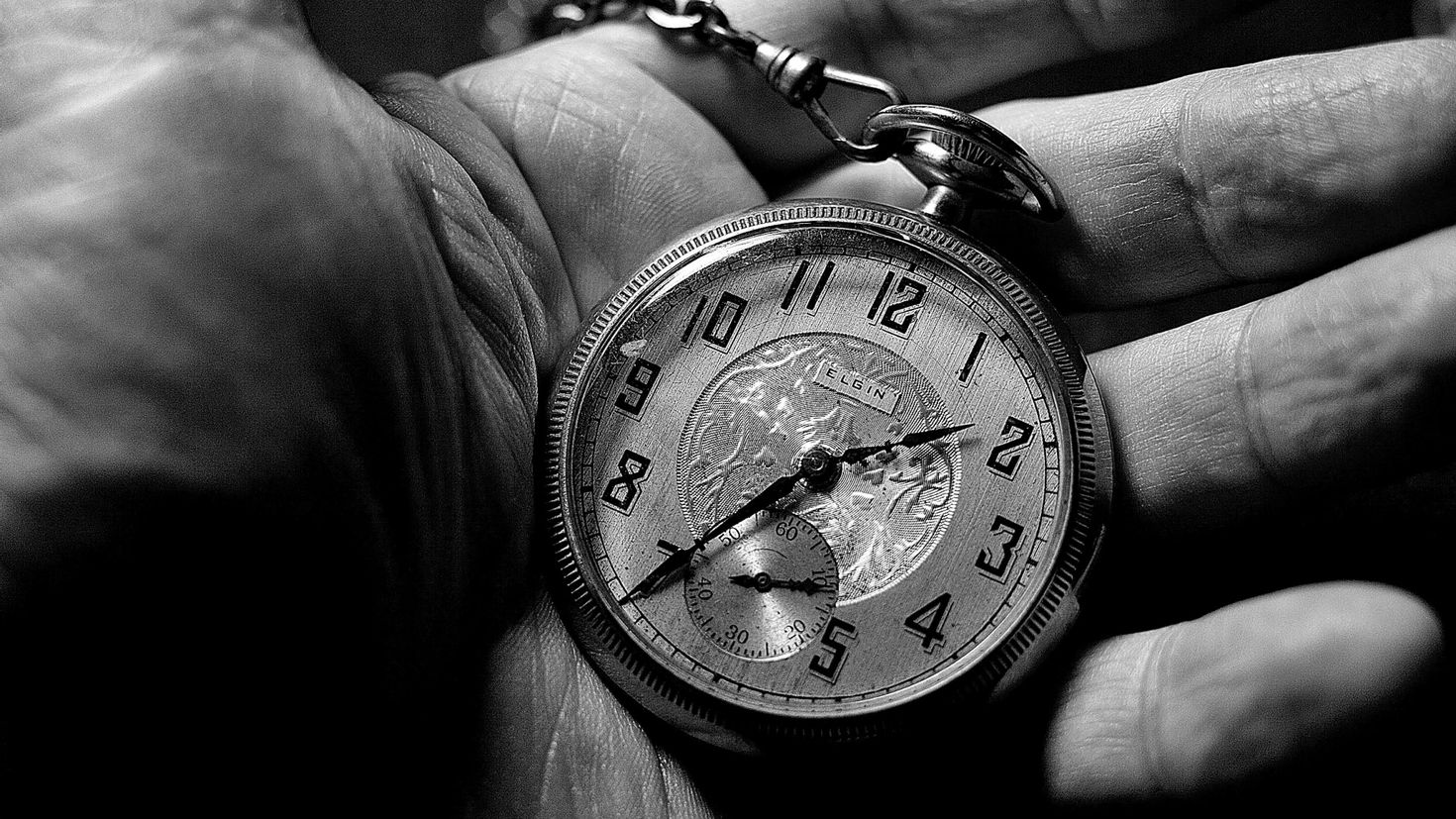 Картинка время первых. Карманные часы в руке. Старые часы на руку. Красивые высказывания о времени. Часы на цепочке.