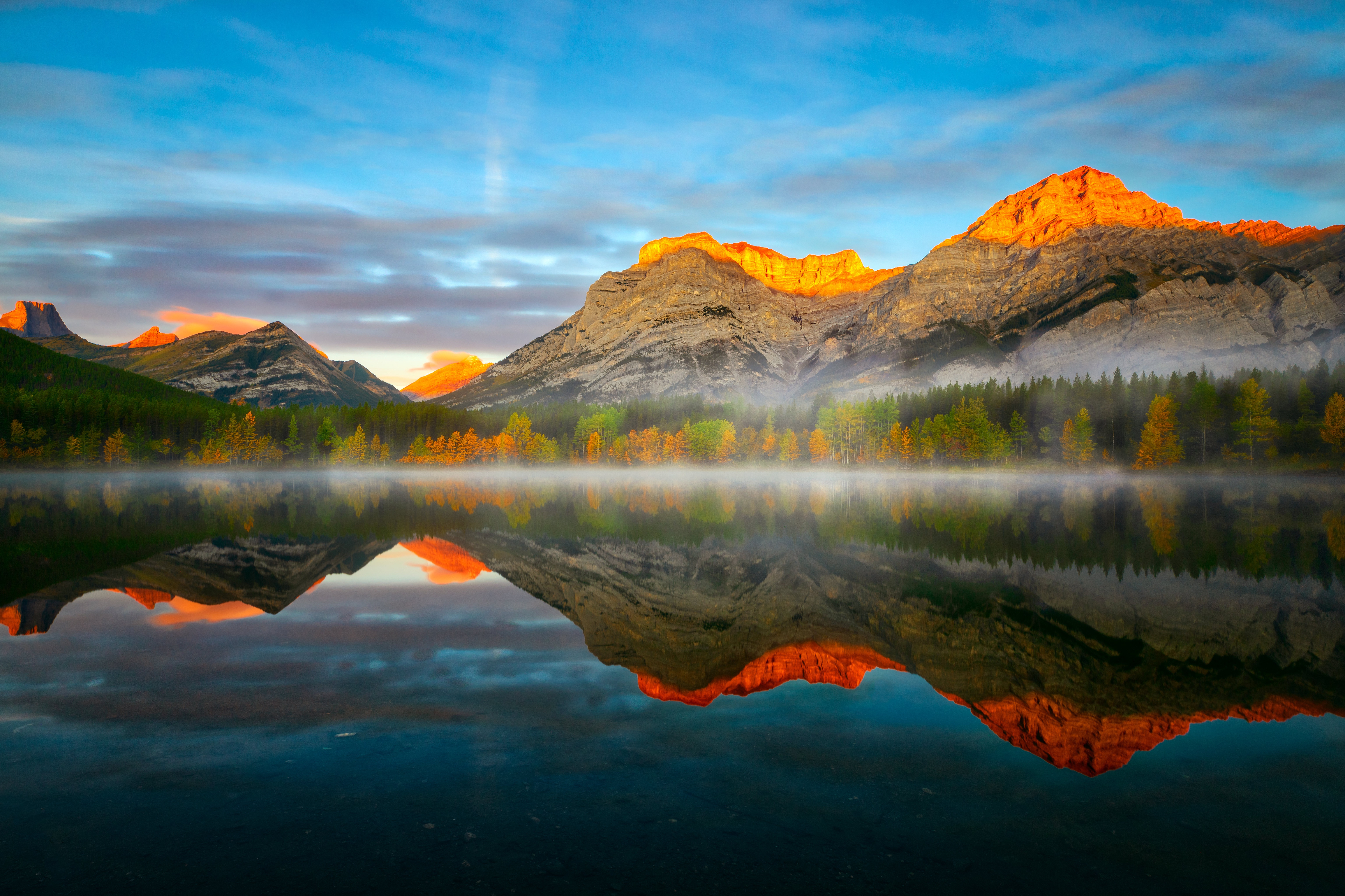 Восход на озере в горах