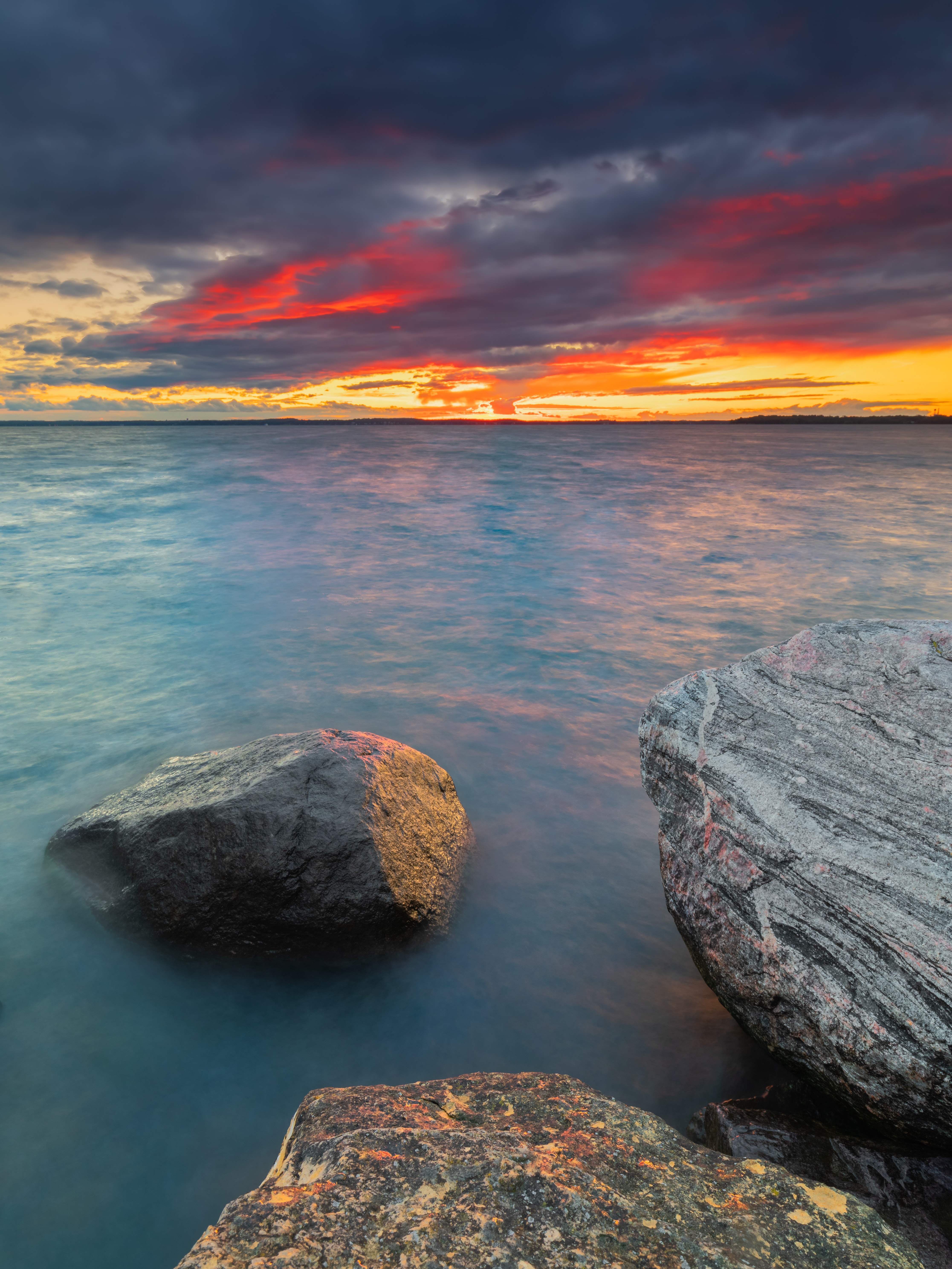 Горизонт телефон. Море камни. Валуны в море. Море камни закат. Берег моря с камнями.