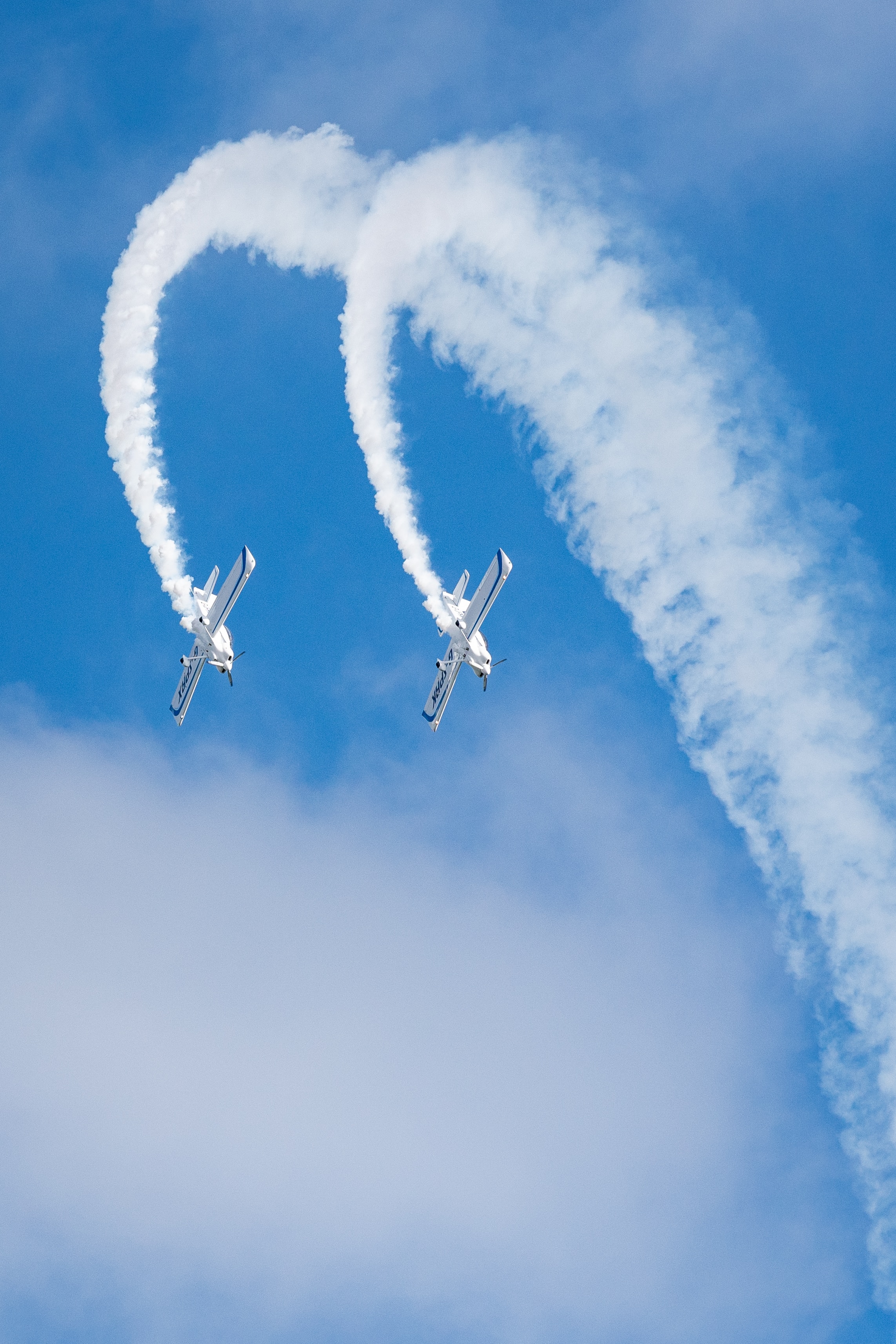 151560 Hintergrundbild herunterladen sky, raucher, flugzeuge, verschiedenes, sonstige, kunstflug, höhere kunstflug, flugschau, airshow - Bildschirmschoner und Bilder kostenlos