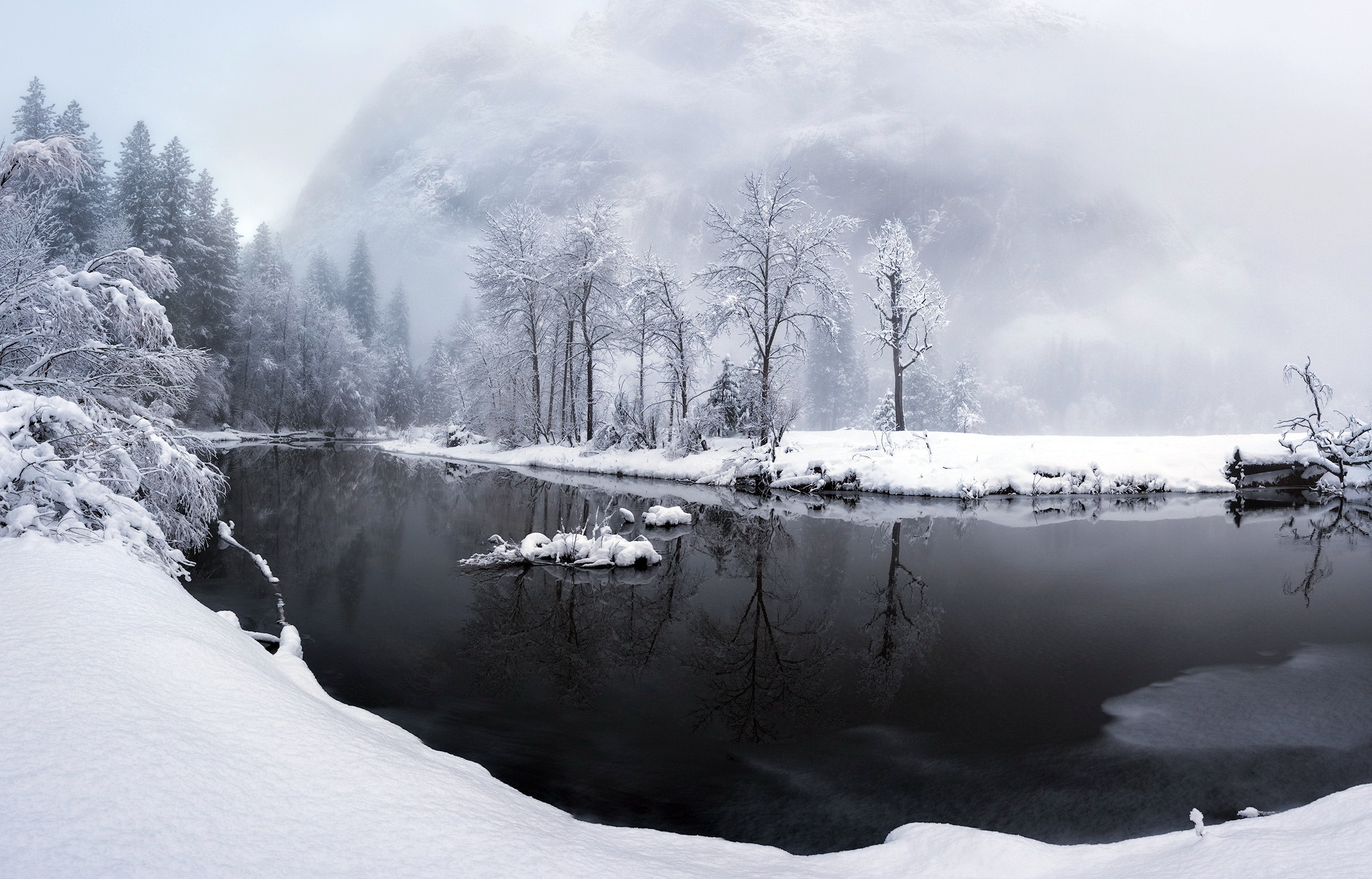 черное озеро зимой