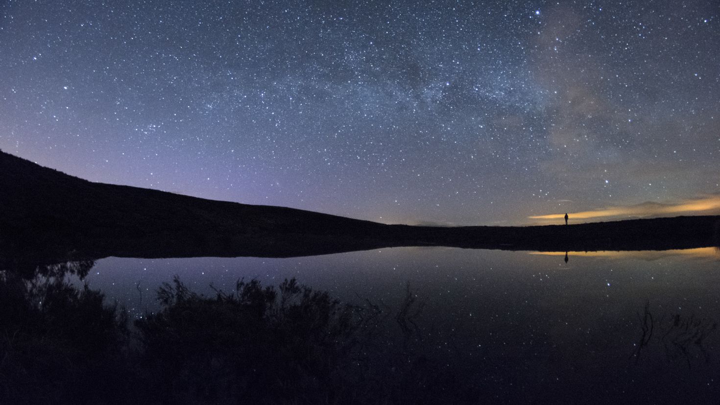 Ночь озеро звезды. Ночное небо. Звездное небо. Ночное озеро. Природа ночью.