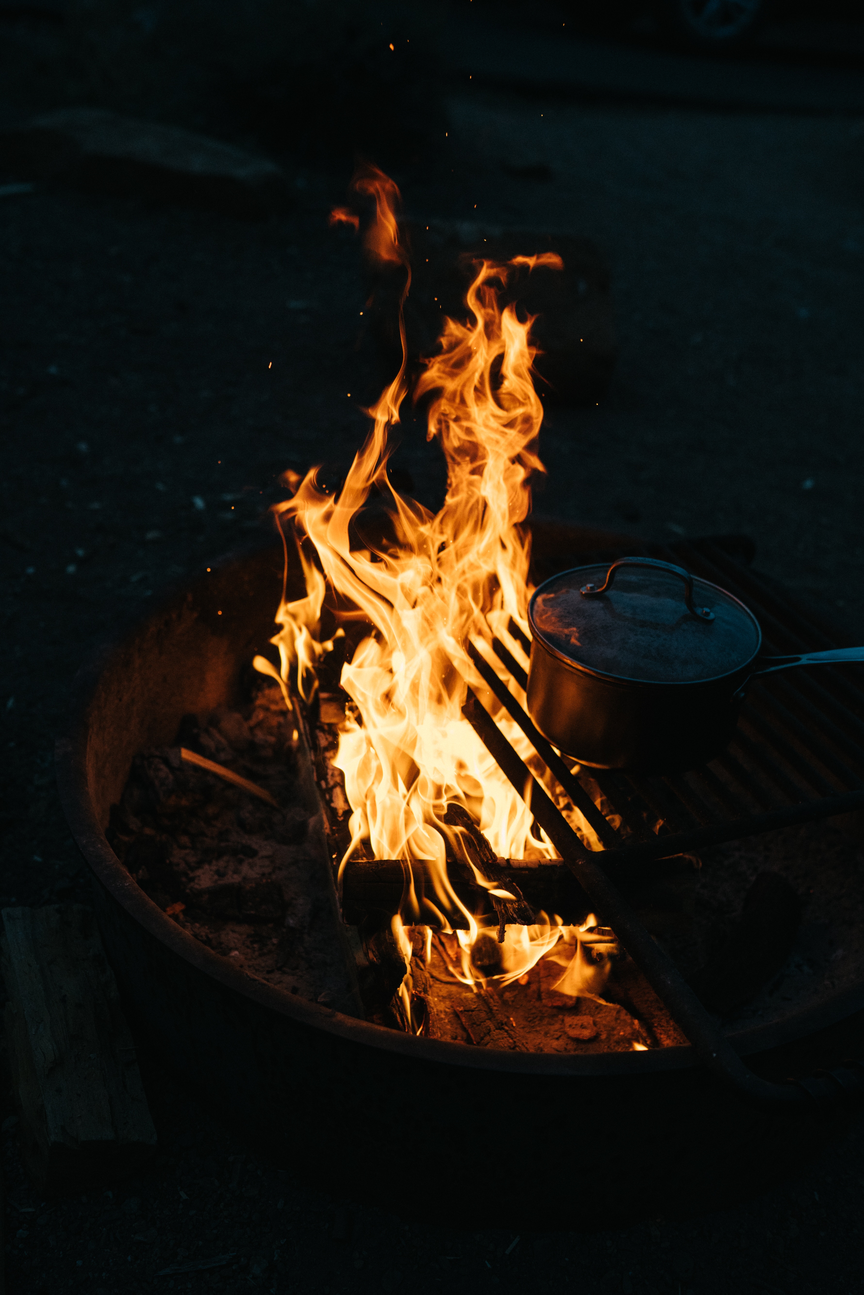 bonfire, fire, night, tablewares, dark, camping, campsite 4K