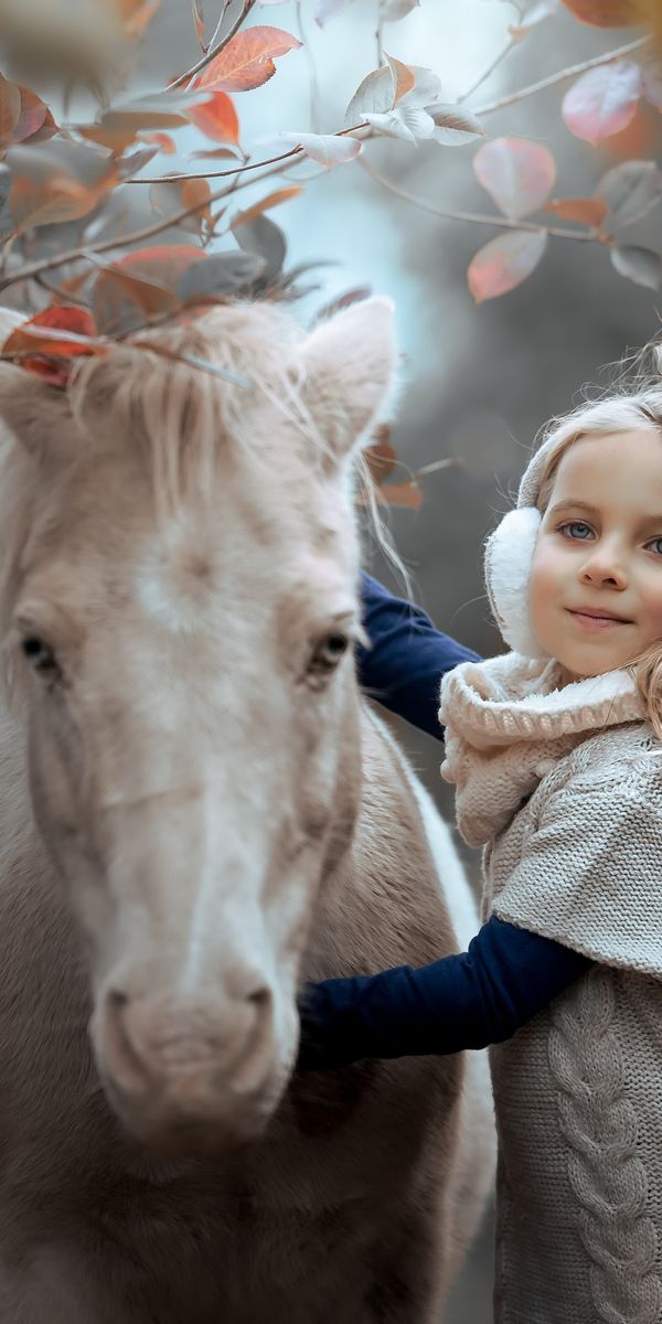 Фото с лошадьми девушки. 8 Летняя девочка на коне. Девочка на лошади рядом с домом машет и улыбается. Девочка на лошади рядом с домом машет и улыбается в камеру.