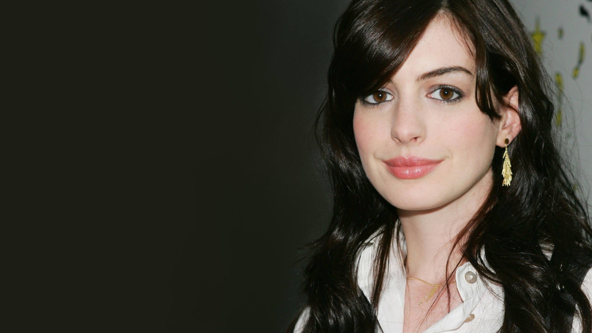 Download mobile wallpaper Anne Hathaway, Face, Earrings, Celebrity for free.
