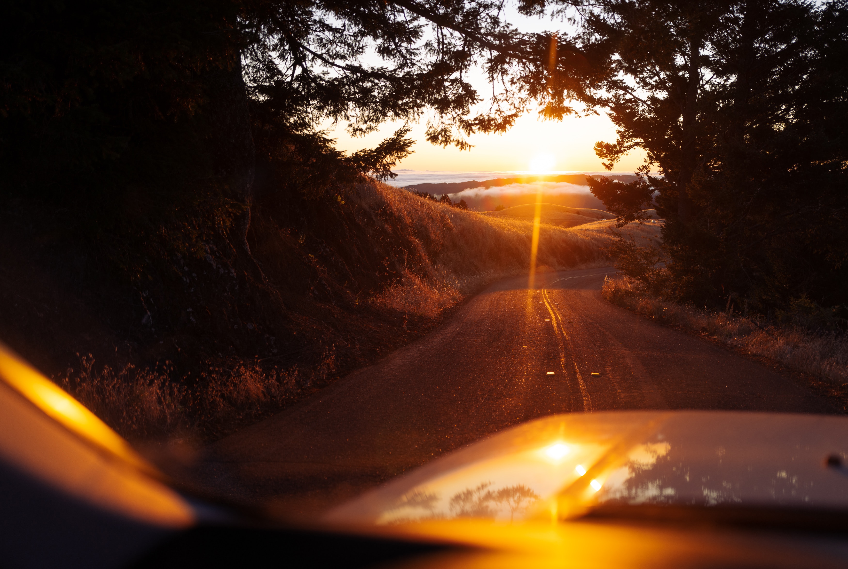 Рассвет в дороге из машины