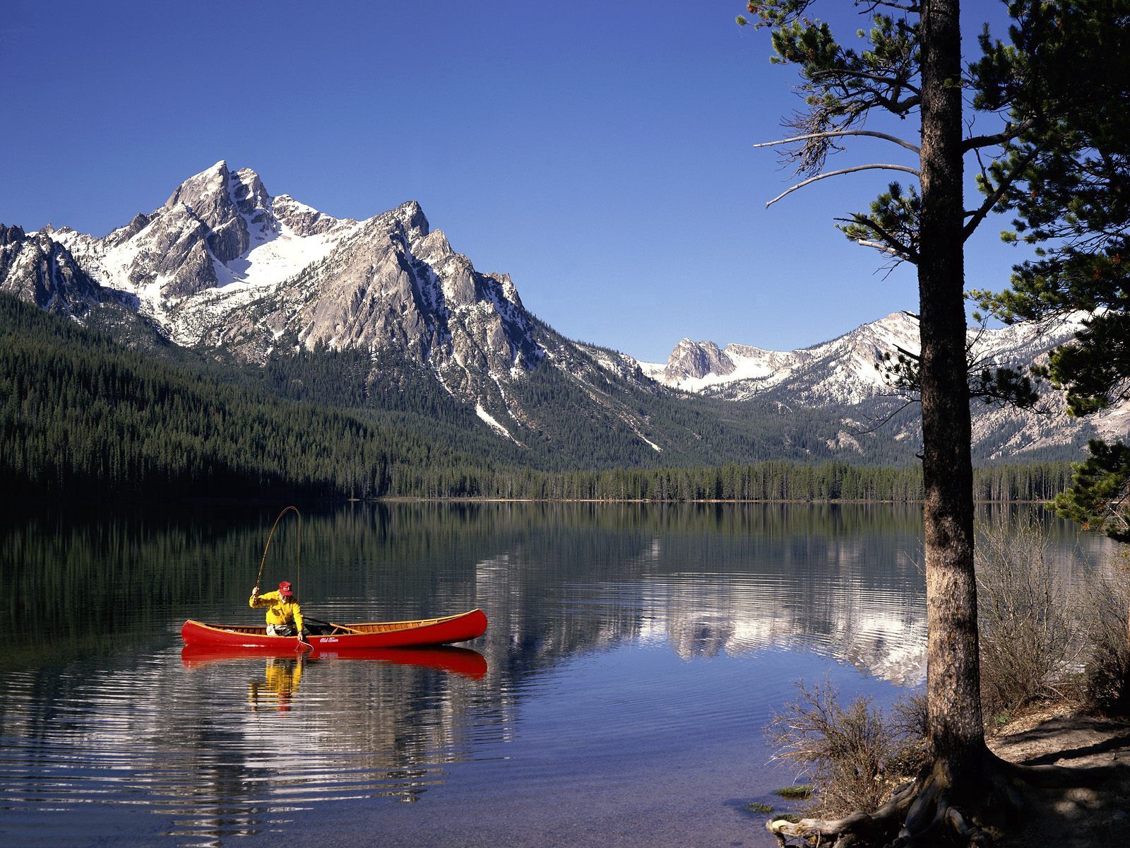 Handy-Wallpaper Mountains, See, Boot, Idaho, Ein Boot, Fischer, Natur kostenlos herunterladen.