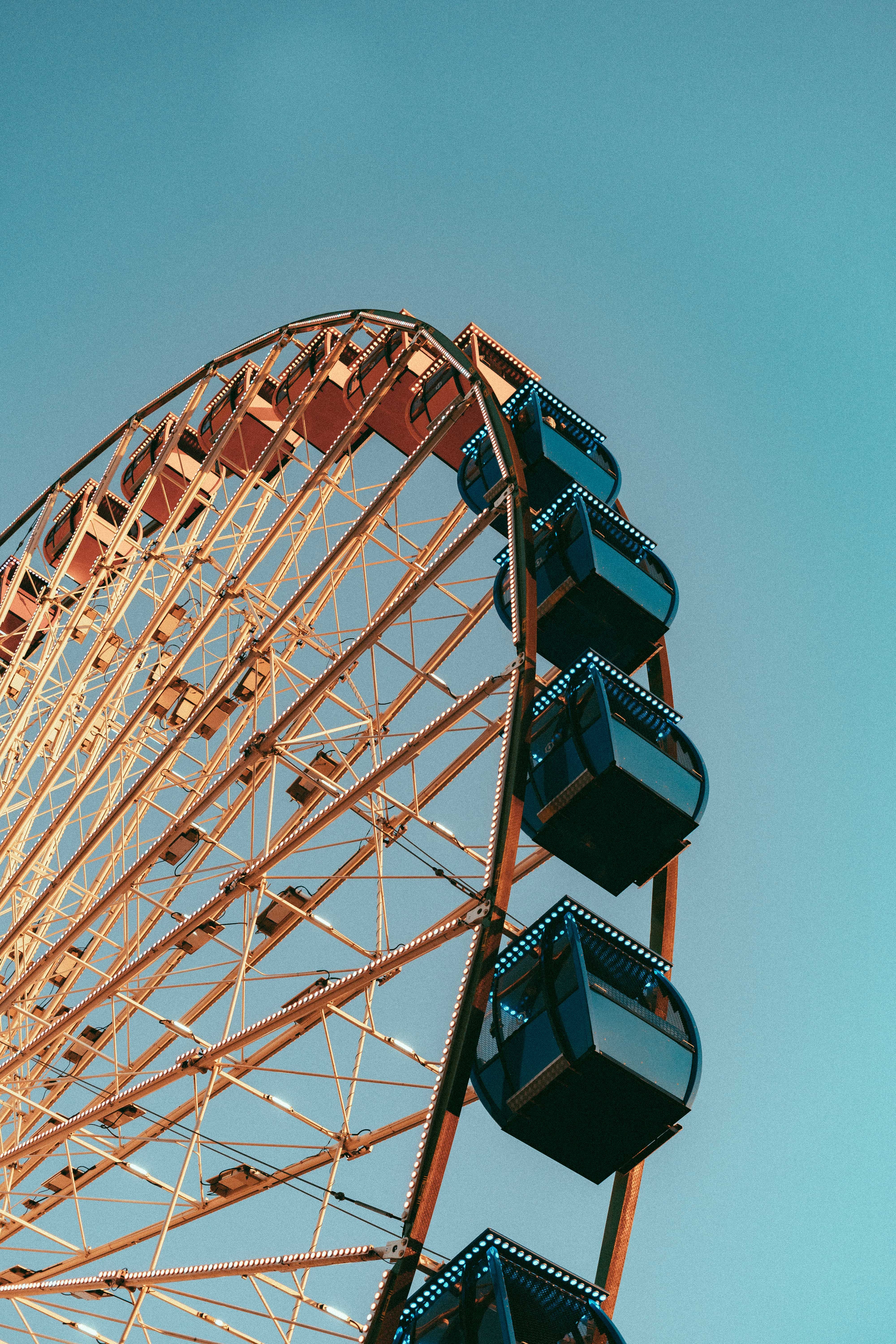 Download mobile wallpaper Booths, Miscellaneous, Stall, Attraction, Sky, Miscellanea, Ferris Wheel, Light Bulbs for free.