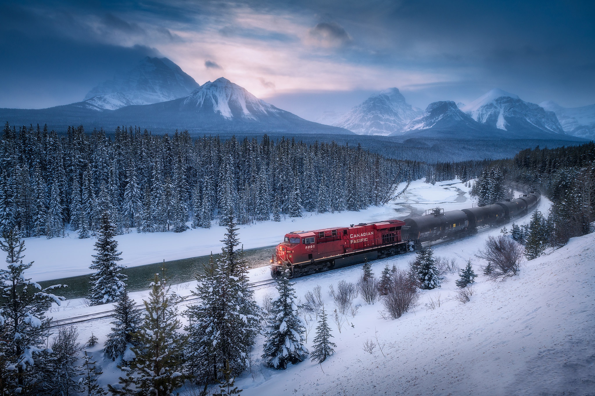 Поезд скалистых гор в Канаде