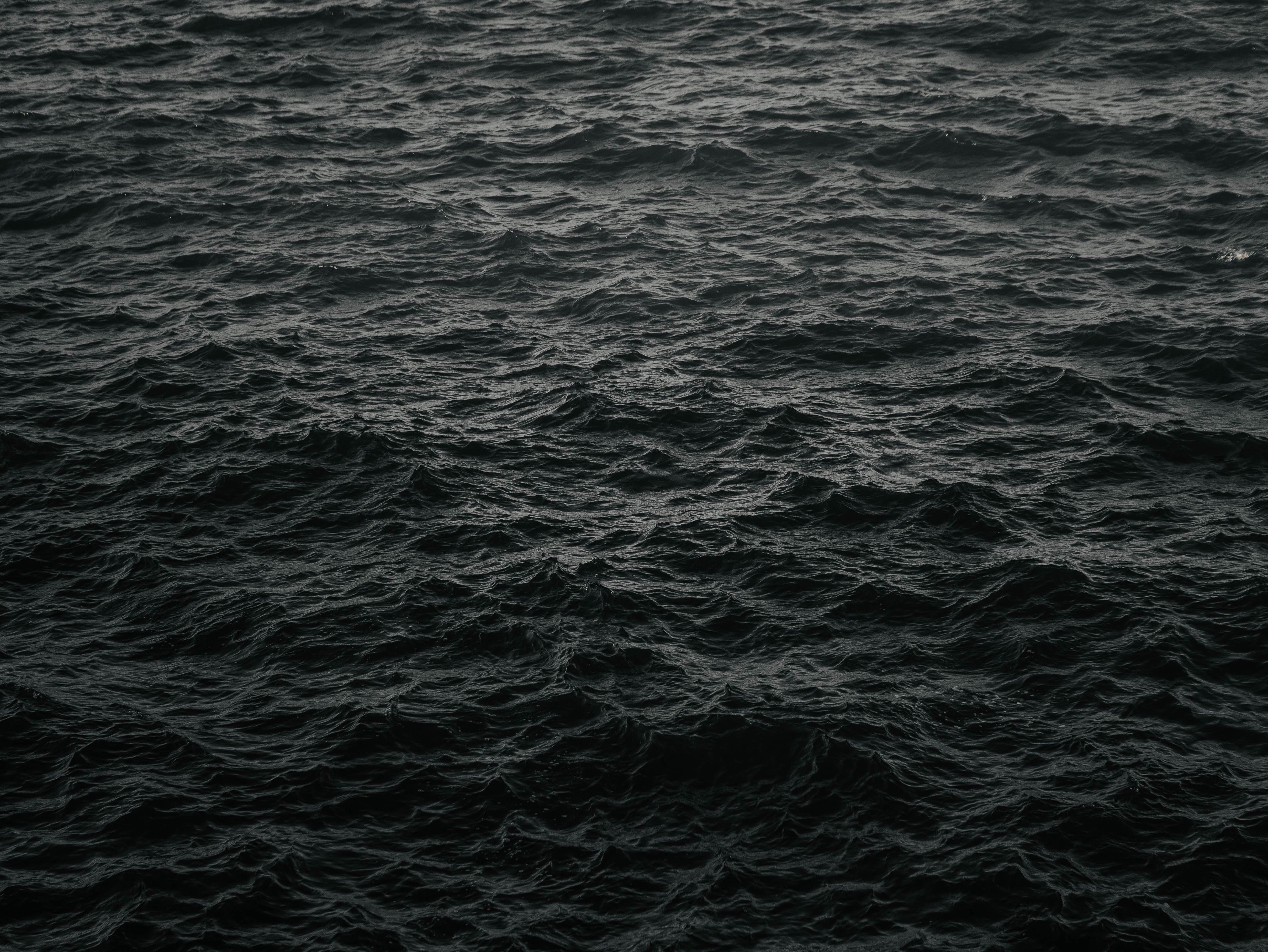 145984 скачать картинку рябь, текстуры, вода, море, волны, темный - обои и заставки бесплатно