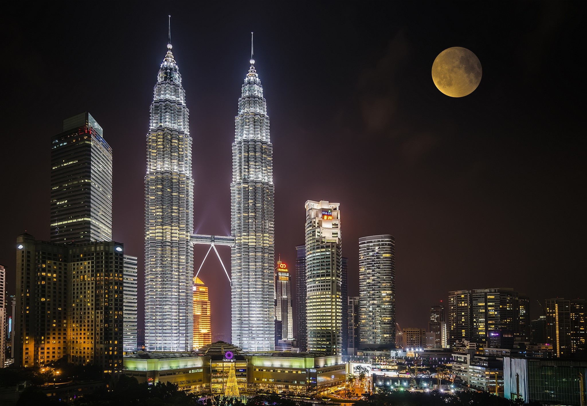 947584 скачать обои сделано человеком, башни петронас, здание, город, куала лумпур, малайзия, луна, ночь, небоскрёб - заставки и картинки бесплатно