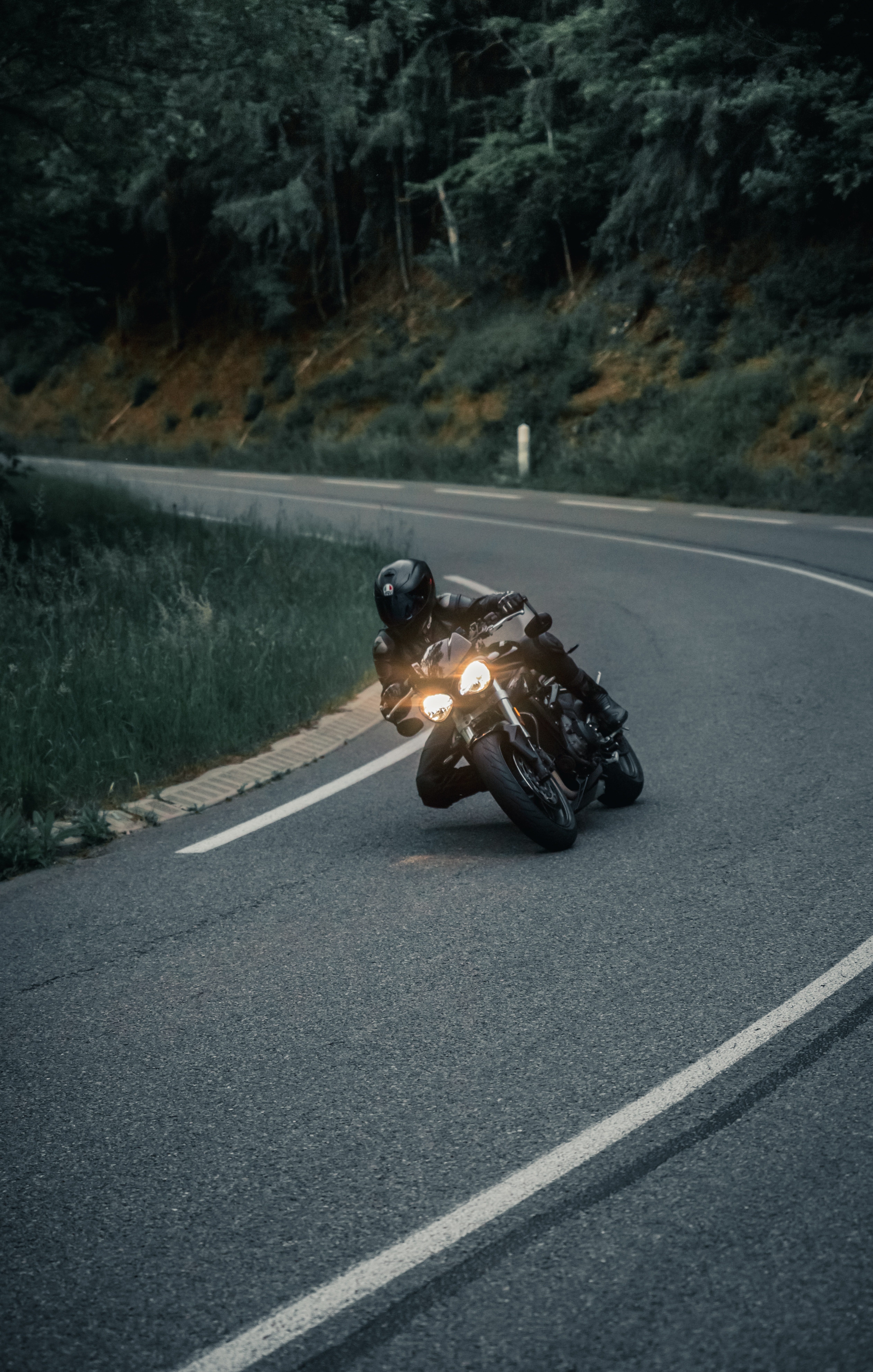 Download mobile wallpaper Motorcycles, Glow, Motorcycle, Headlight, Helmet, Races, Motorcyclist for free.