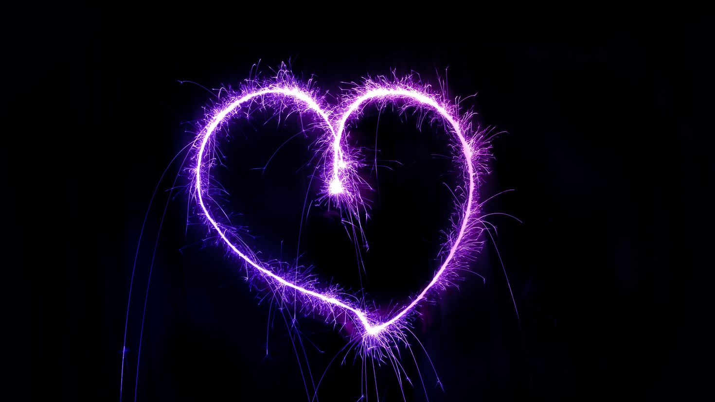 Сердце на весь экран. Сердце фиолетовое. Фиолетовые сердечки. Красивые сердечки. Фиолетовое сердечко на черном фоне.