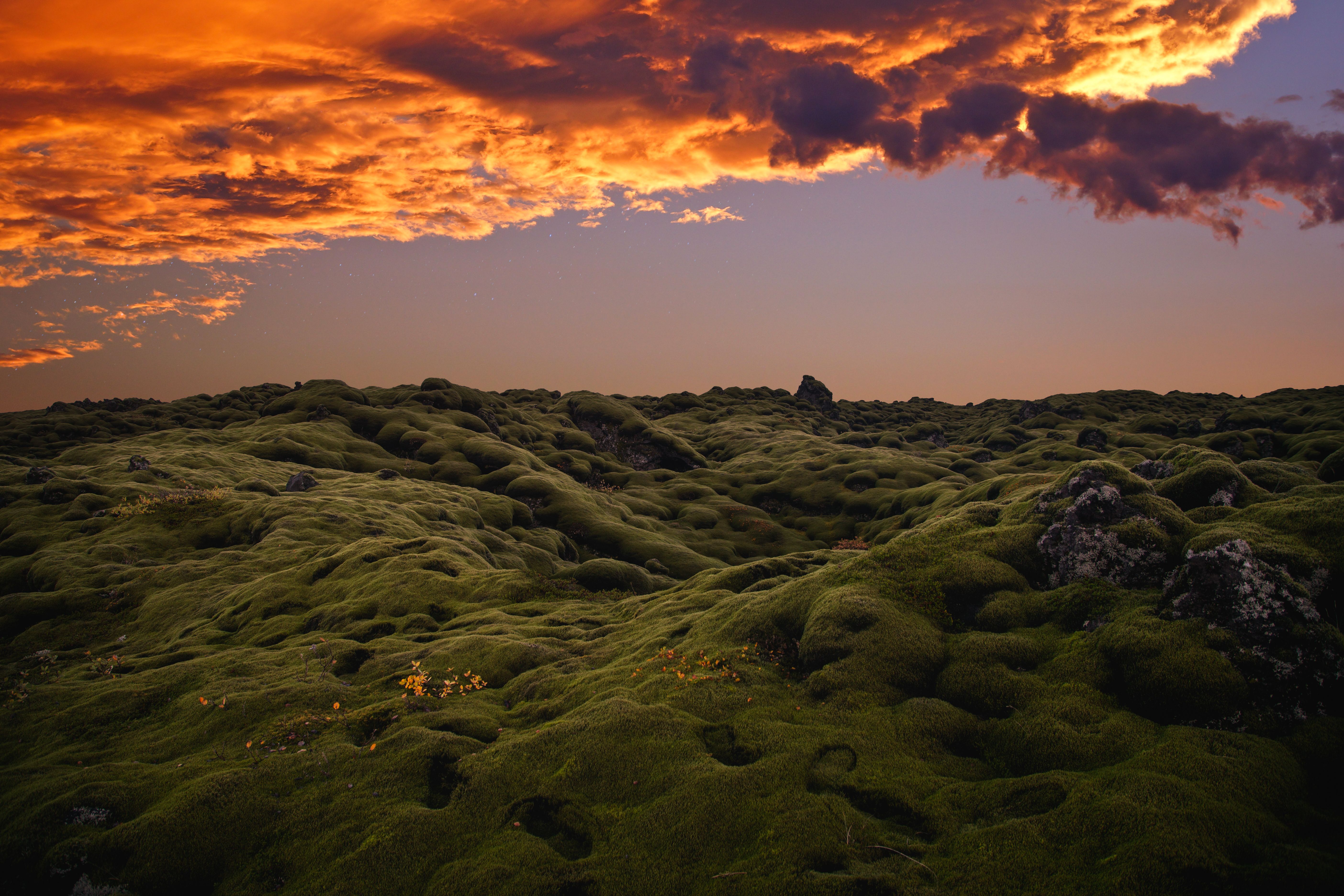 Mos clouds. Природа Исландии. Ландшафт земли. Замшелый холм. Исландия мох.