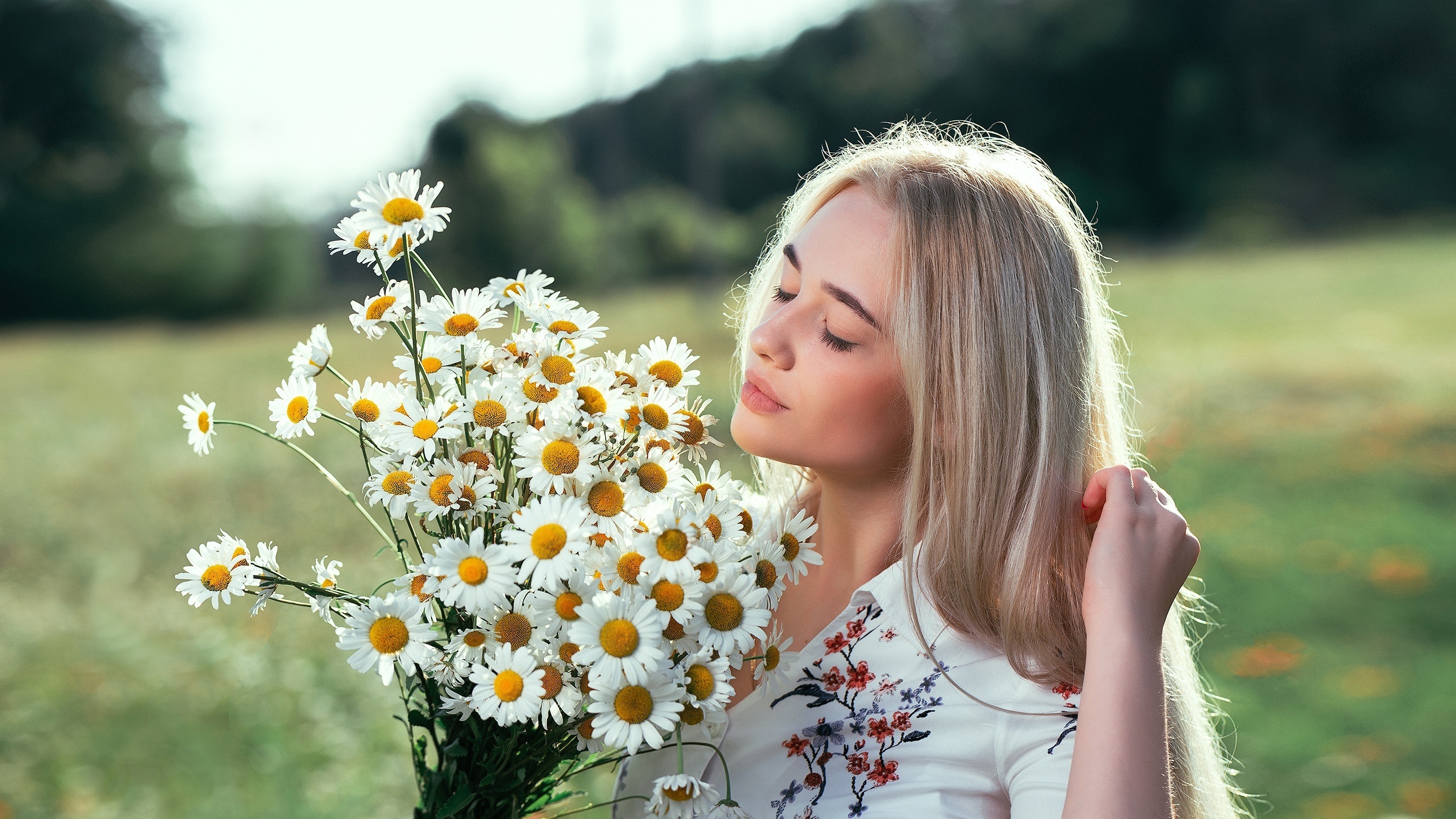 flower, women, mood, blonde, chamomile, depth of field, model Phone Background