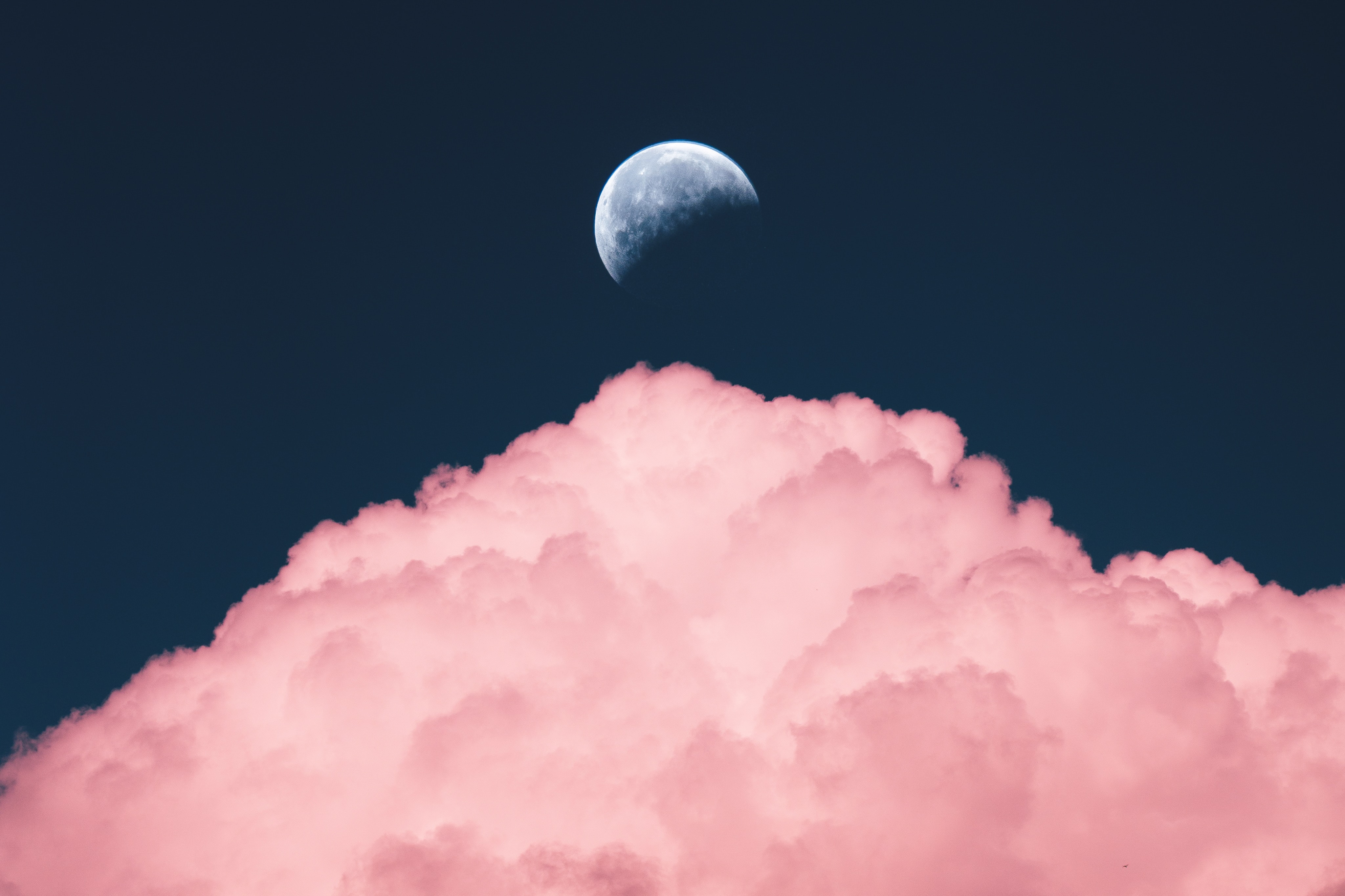 114353 скачать картинку розовый, небо, природа, луна, облако - обои и заставки бесплатно
