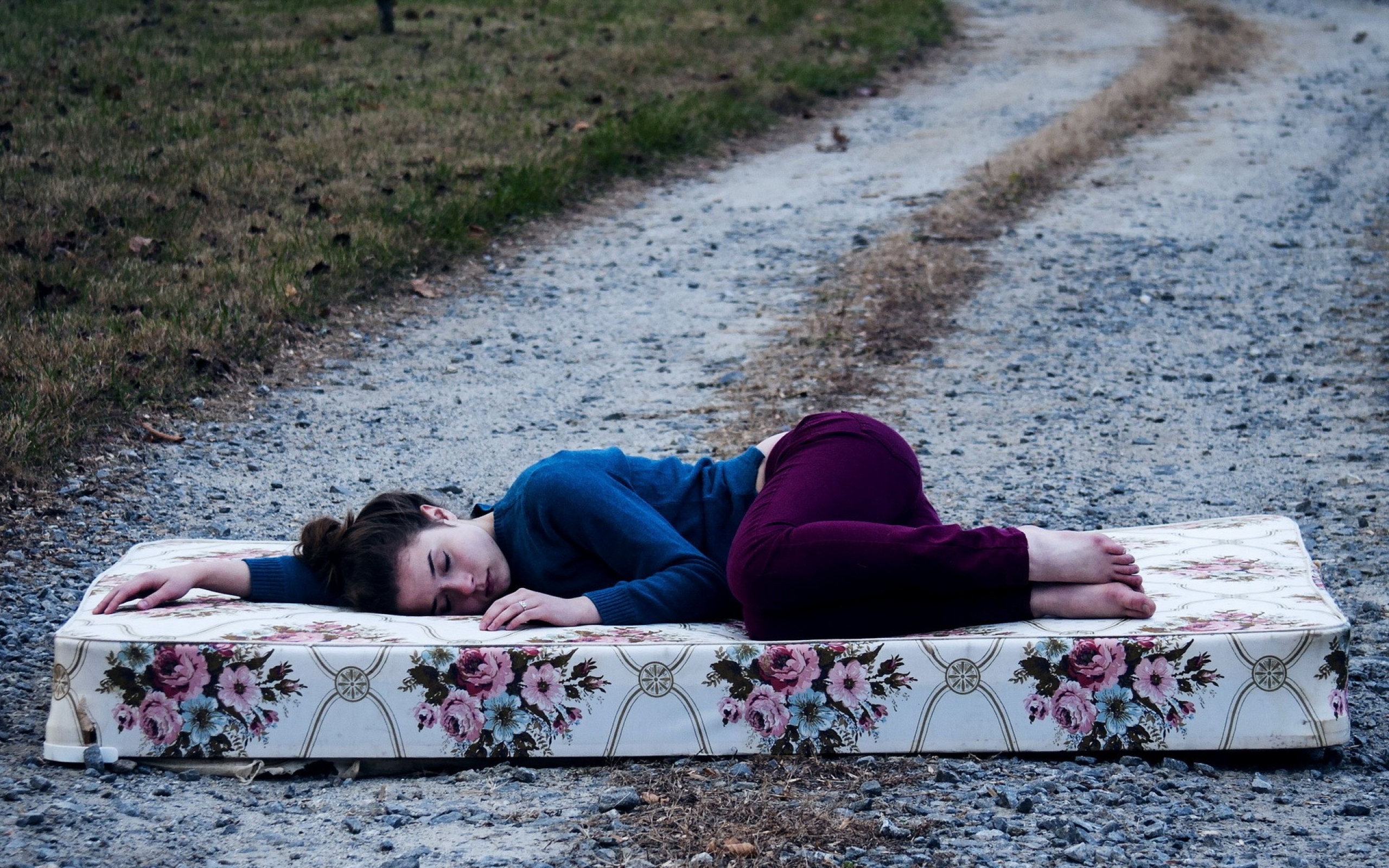 Street sleeping. Девушка лежит. Лежачая девушка. Фотосессия на матрасе.