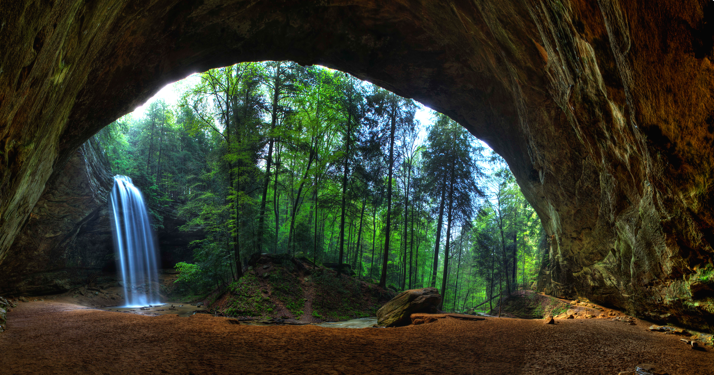 Красивые пещеры в лесу