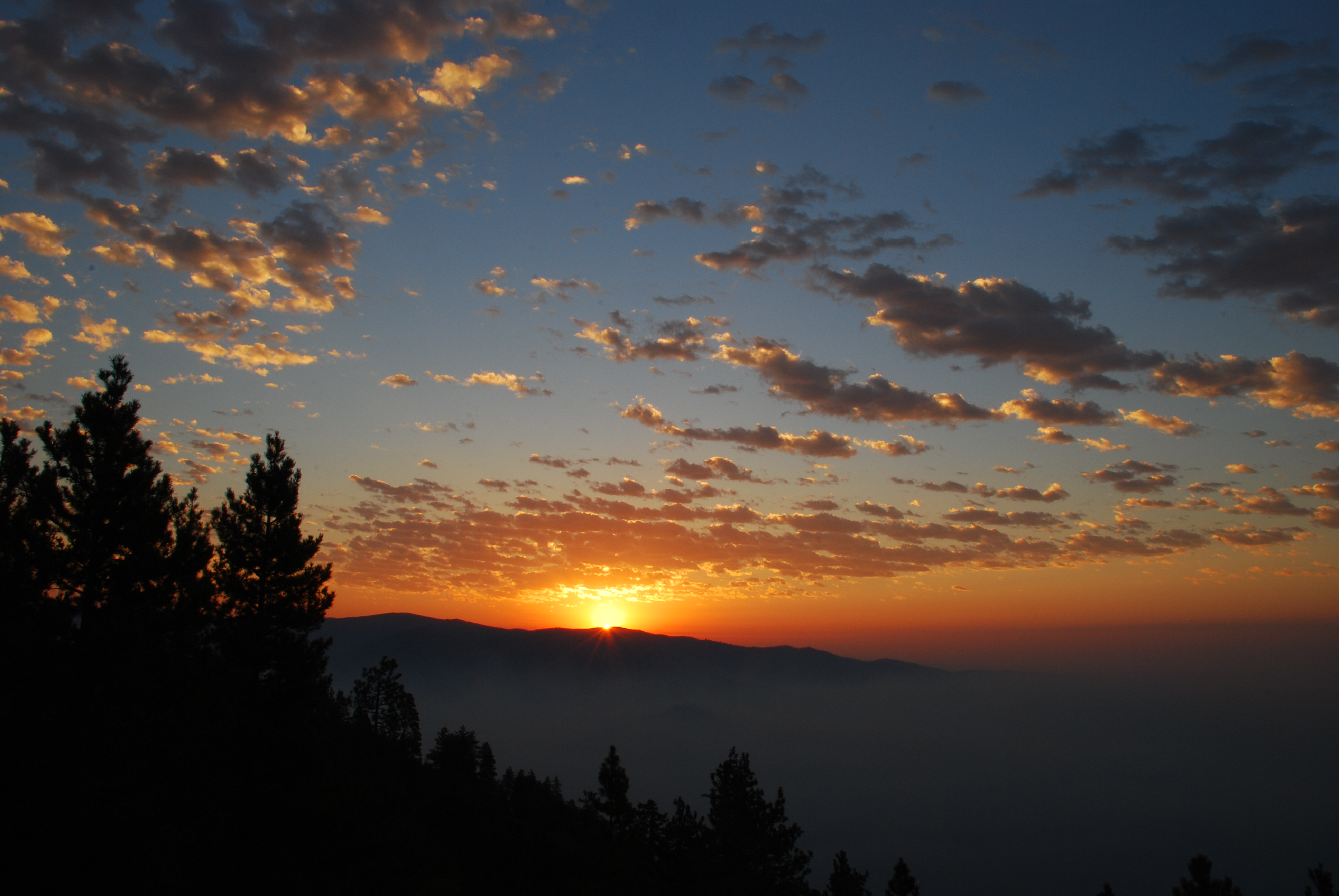 Laden Sie das Clouds, Morgendämmerung, Natur, Sun, Mountains-Bild kostenlos auf Ihren PC-Desktop herunter