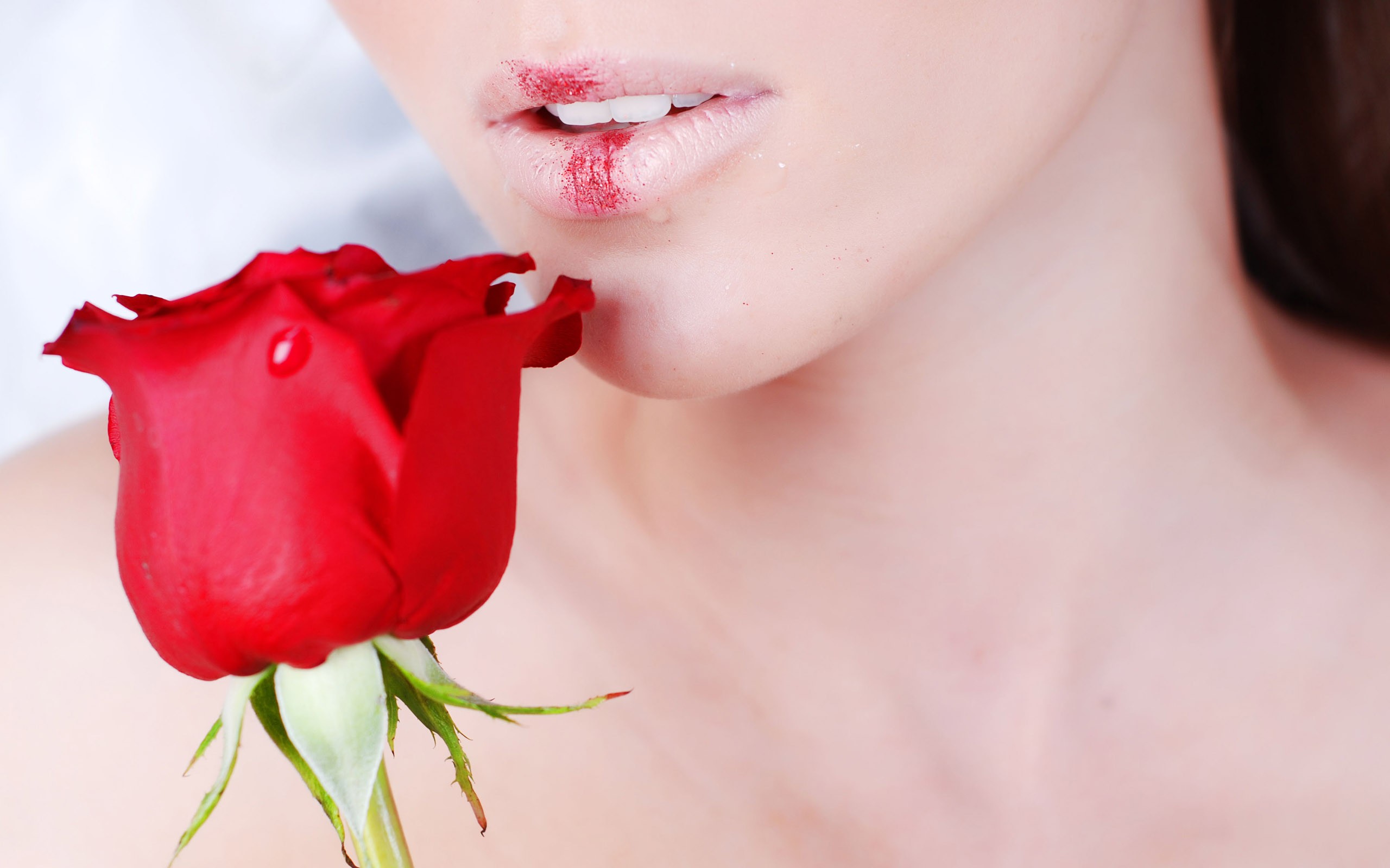 Страстный цветок. Губы девушки. Девушка с розой в зубах. Цветок во рту.