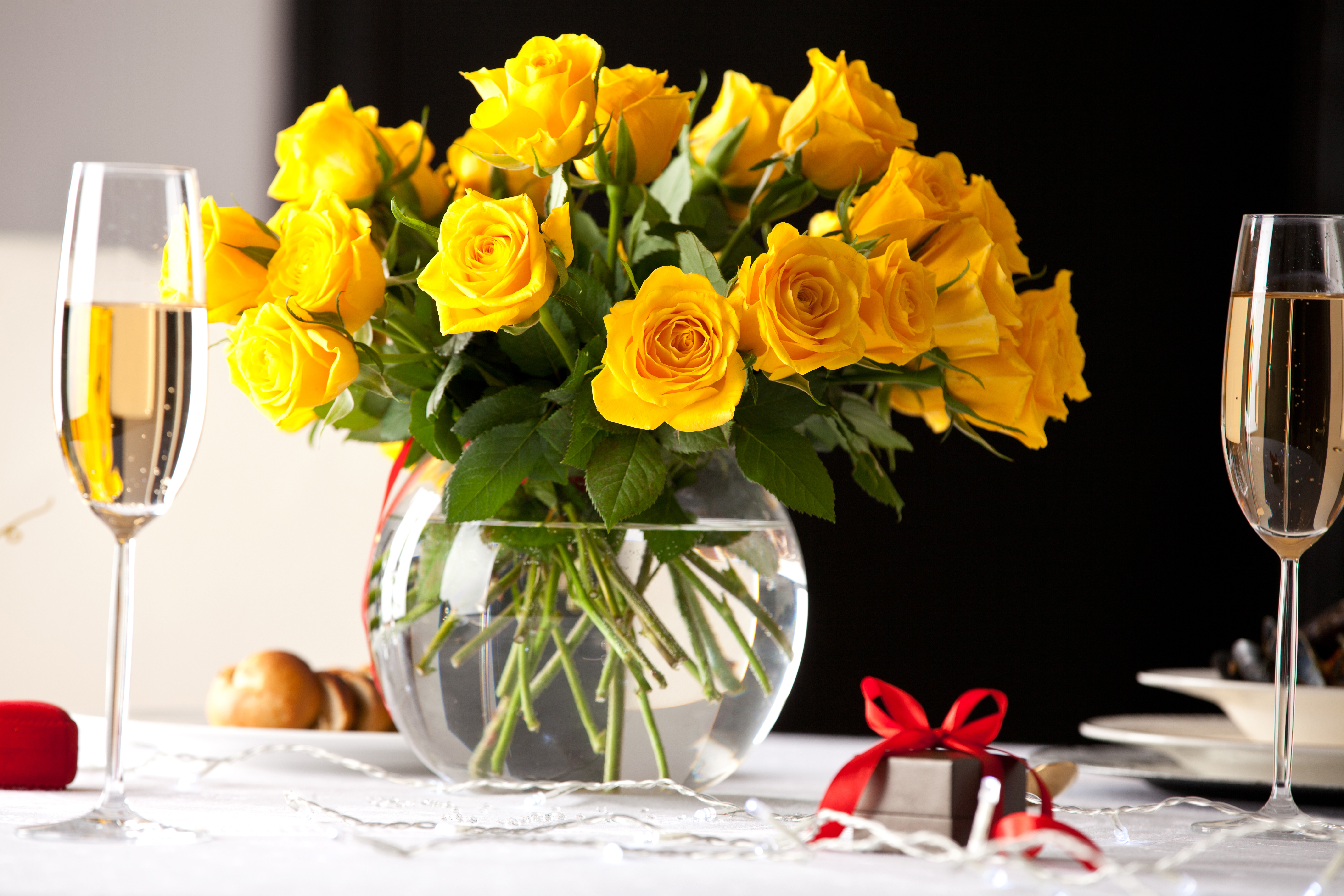 Розы и тюльпаны в одной вазе. Букеты в вазах. Букет в вазе на столе. Желтые розы в вазе. Цветы в бокале.