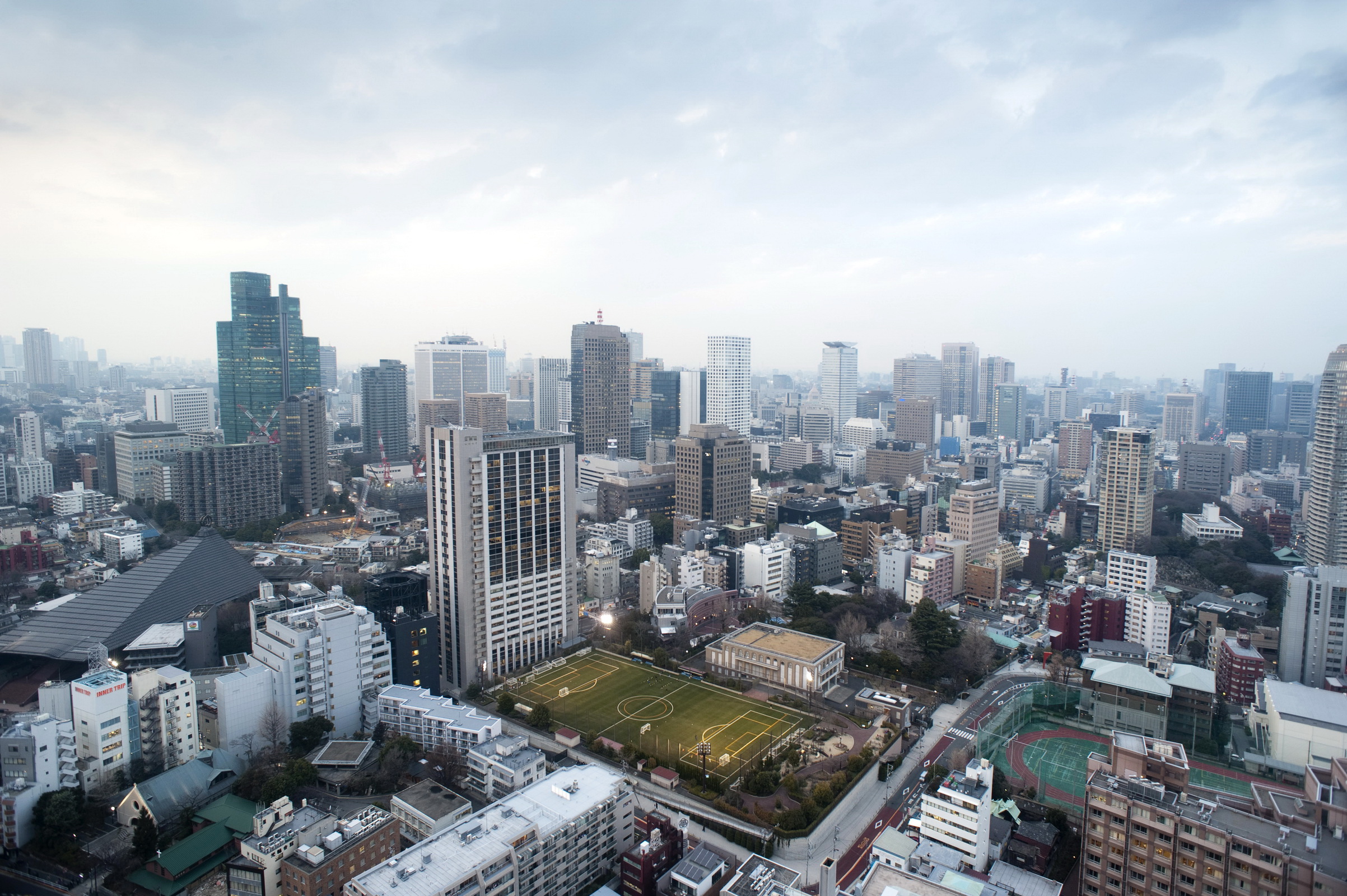 Окраины Токио небоскребы