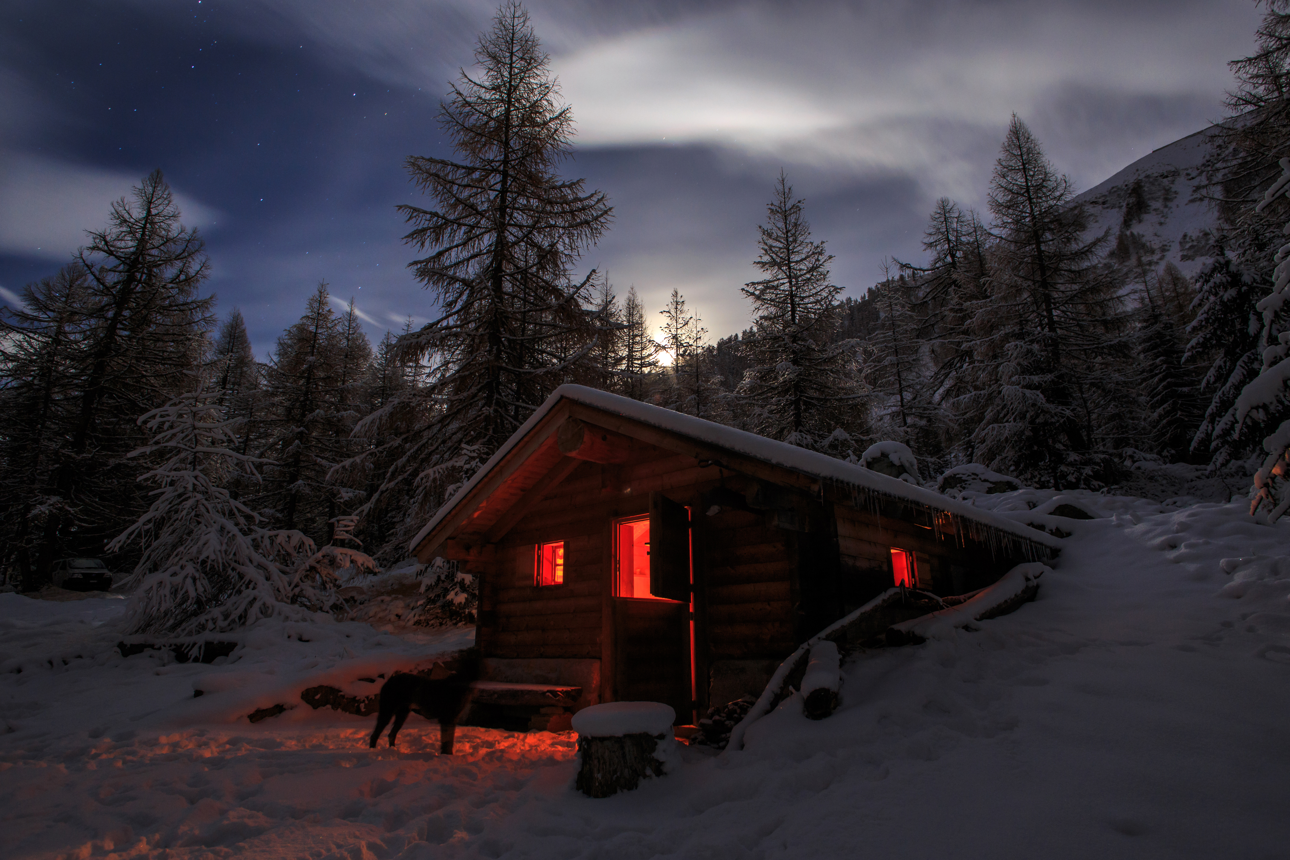домик в лесу зимой фото