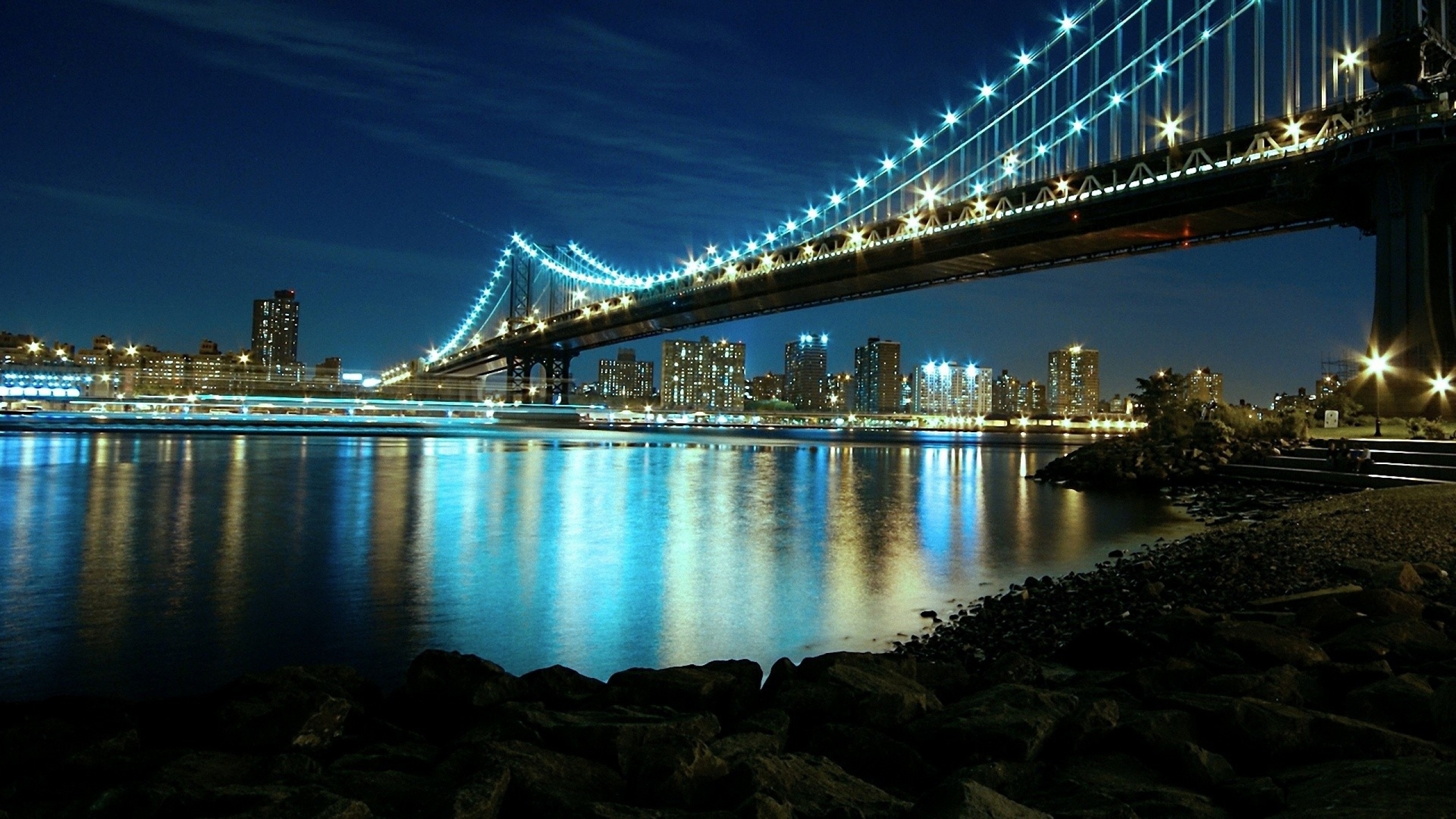 Новые красивые обои рабочего стола. Манхэттен мост Нью-Йорк. Манхэттенский мост фон. Мост Манхэттен ночные огни. Пусан мост Нью-Йорк.