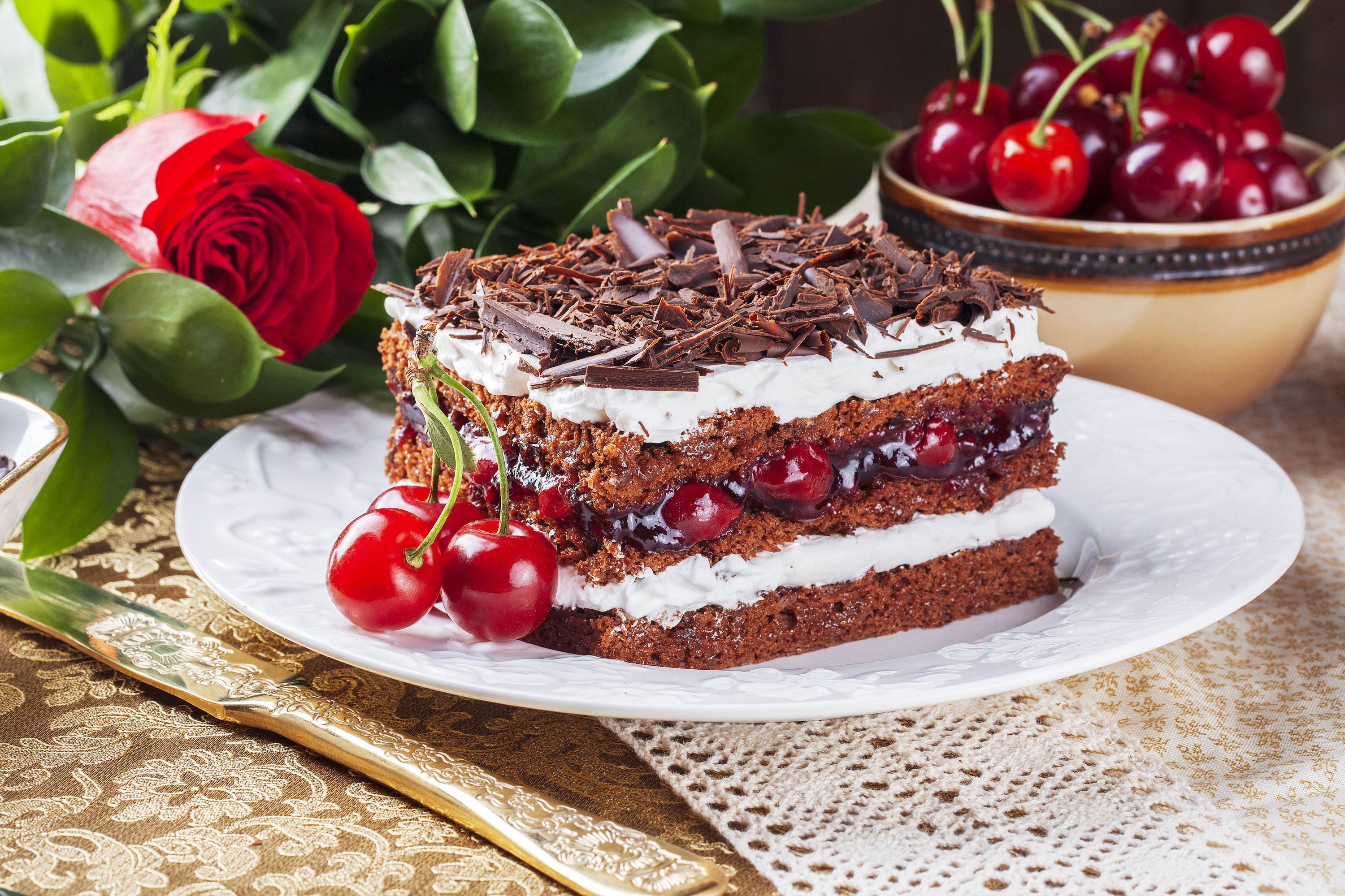 Cake and cake. Шварцвальд торт. Швардвальский вишнёвый пирог. Шварцвальдский вишневый пирог. Шоколадный торт с вишневым конфи.