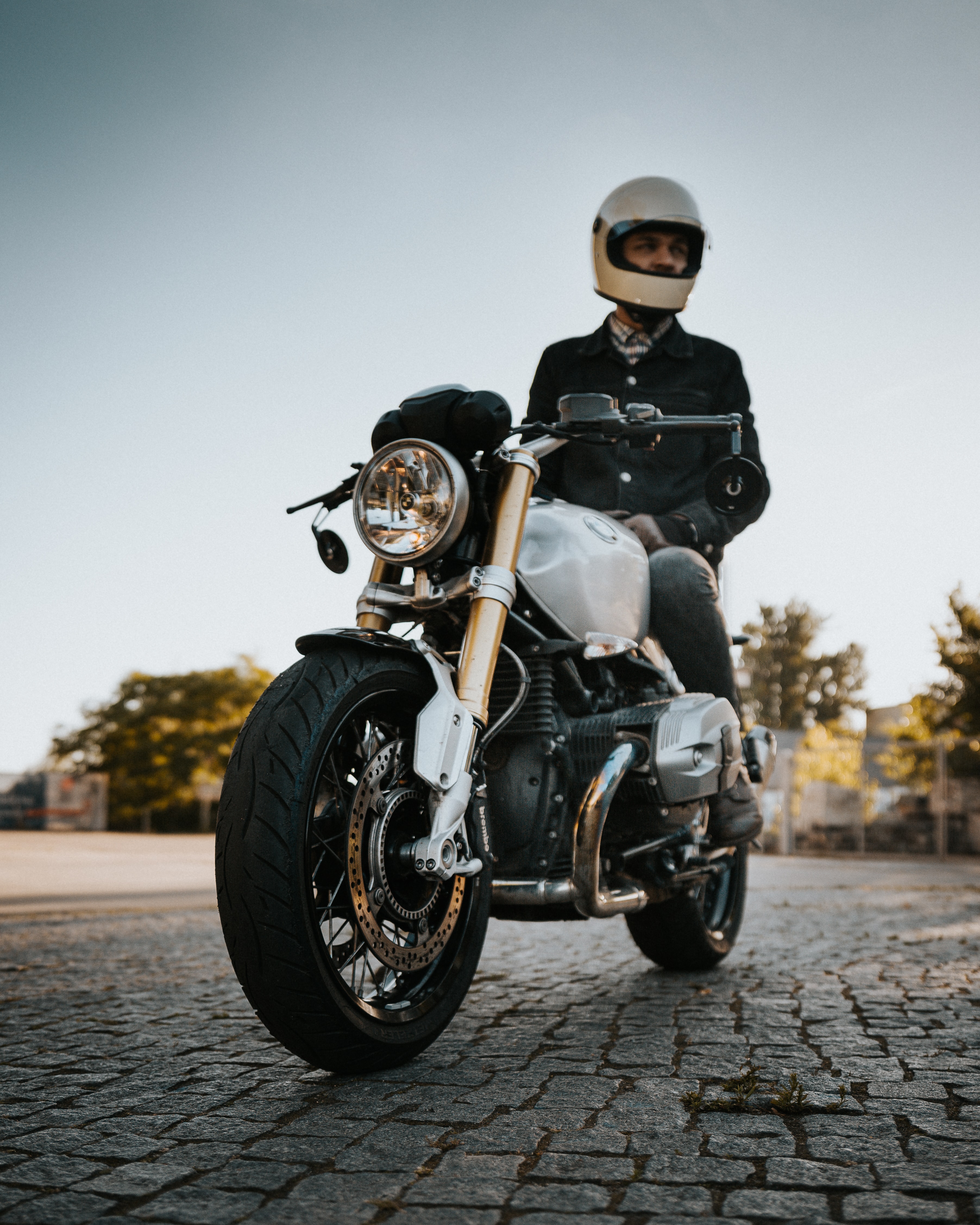Handy-Wallpaper Seitenansicht, Helm, Motorradfahrer, Motorrad, Motorräder kostenlos herunterladen.