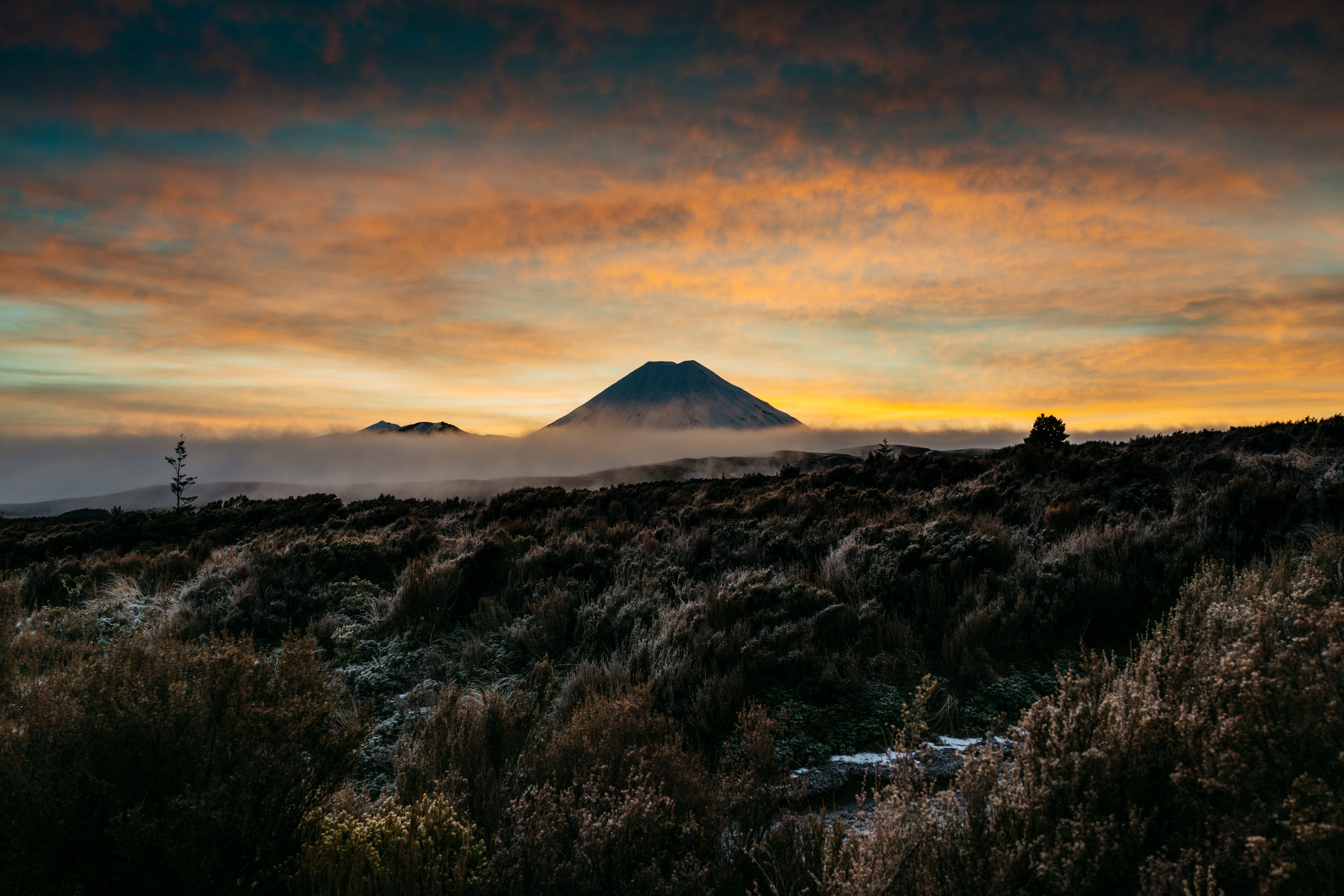 PCデスクトップに霧, 火山, 自然, 薄明, 夕暮れ, 山, 風景画像を無料でダウンロード