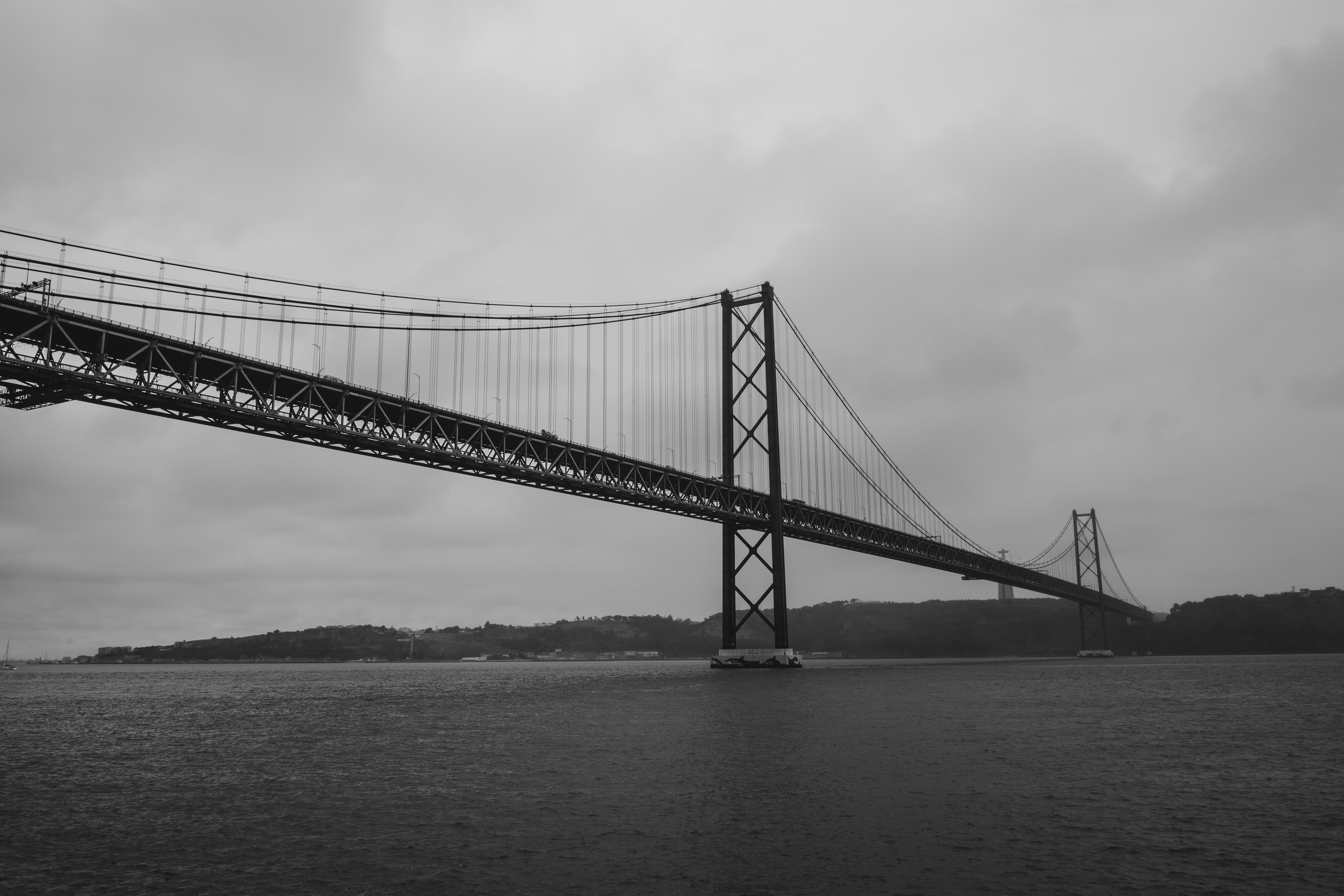 man made, 25 de abril bridge, black & white, bridge, portugal, suspension bridge, bridges 8K