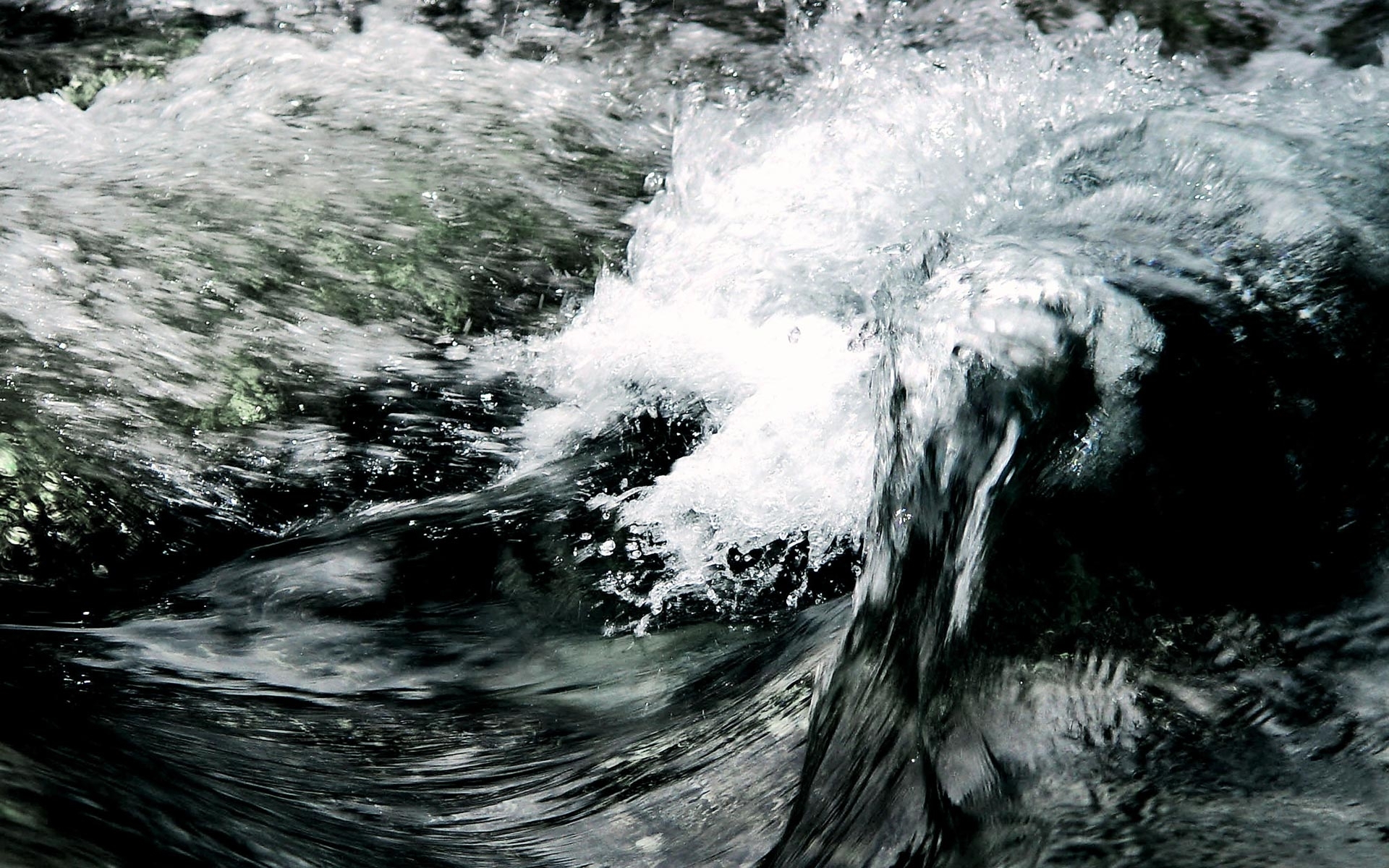 Темные воды. Эстетика волны воды. Брызги волн. Стихия воды. Неспокойными потоками воды